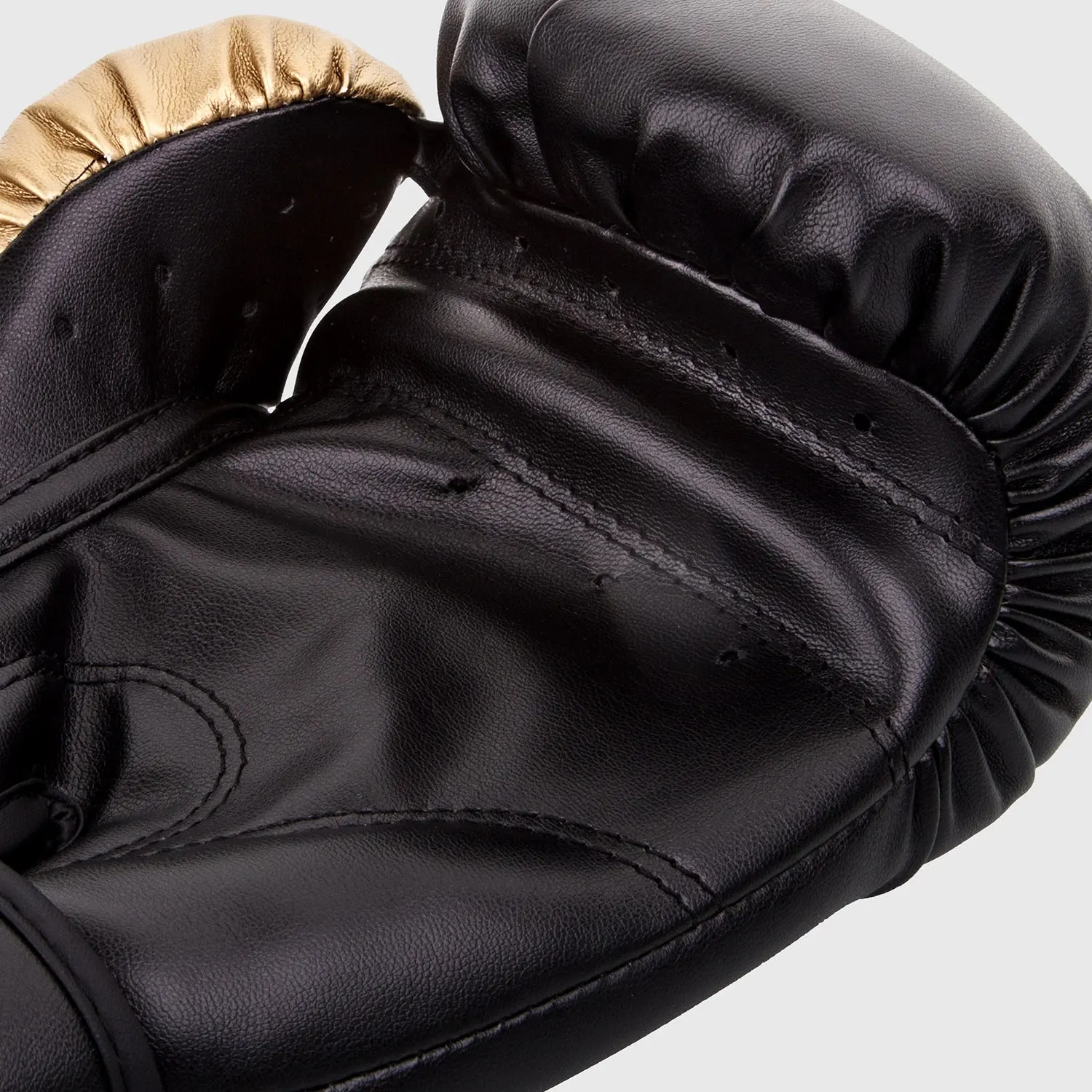 Venum Contender Boxing Gloves - Black/Gold преден изглед на шевовете
