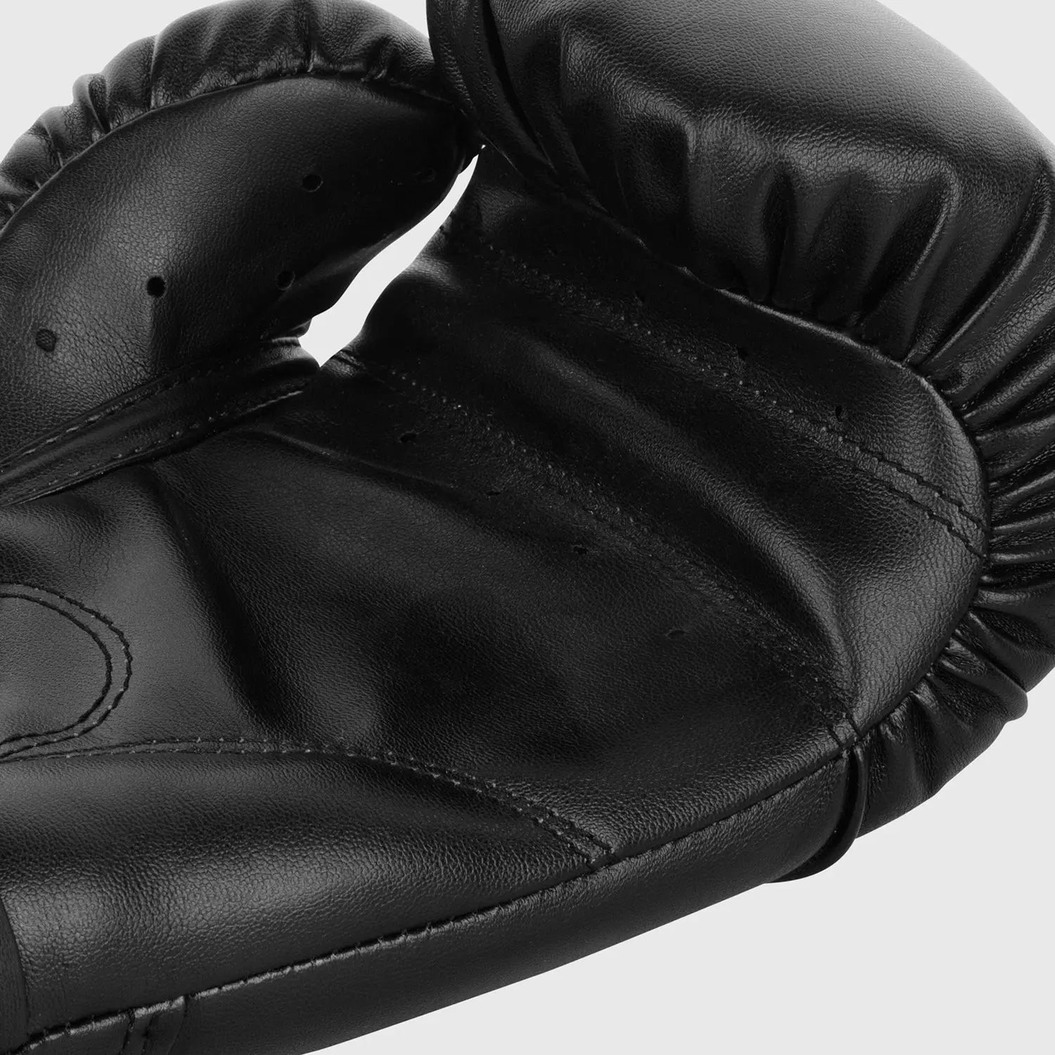 Venum Contender Boxing Gloves - Black/Grey детайл шевове и кожена повърхност