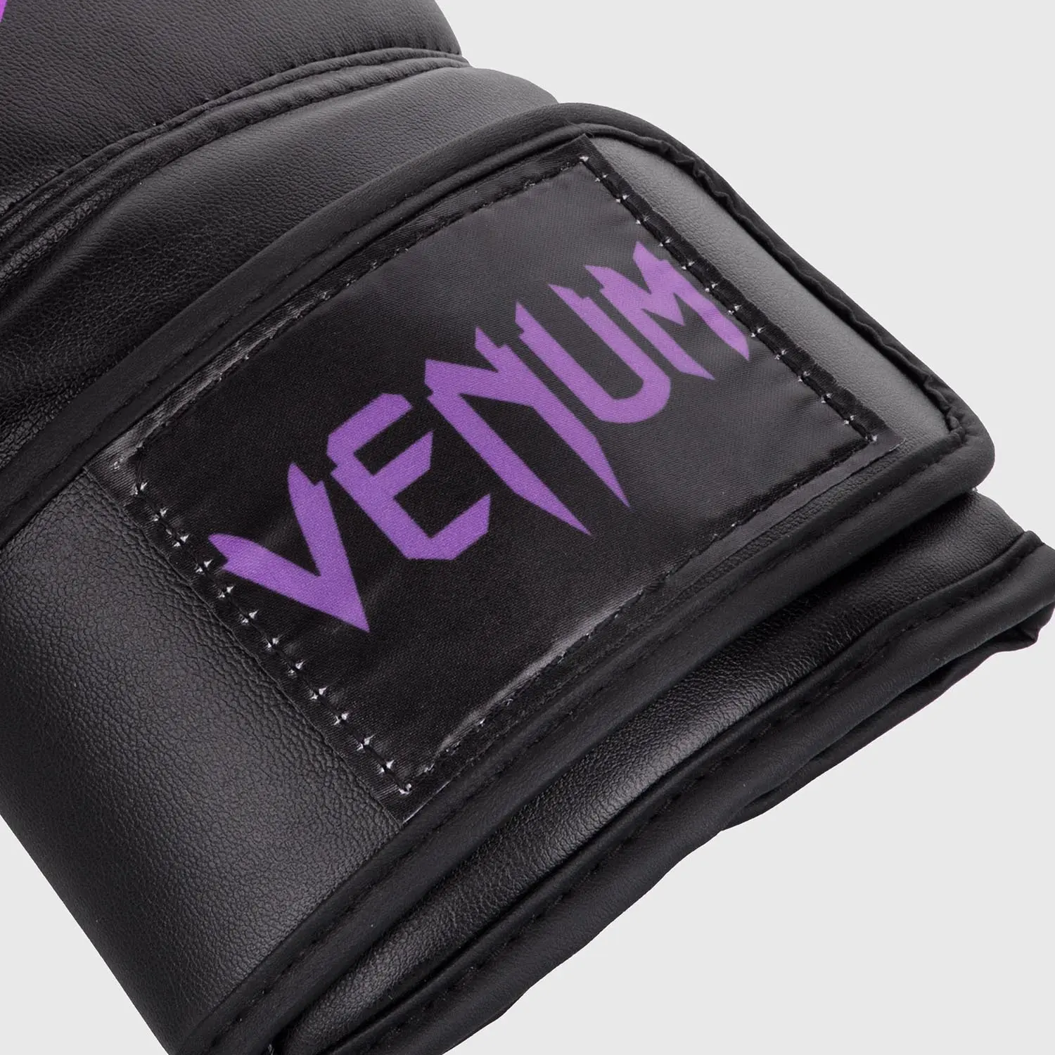 Venum Contender Boxing Gloves - Black/Purple, детайл от лепенката