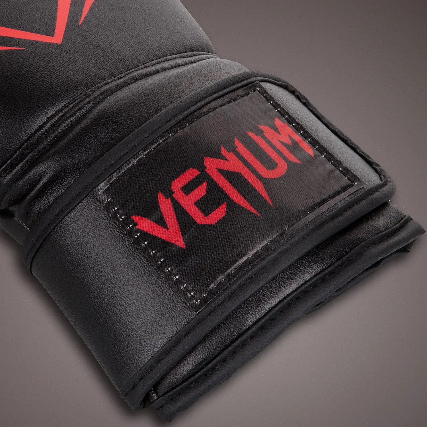 Venum Contender Boxing Gloves - Black/Red, детайл лого Venum на лентата
