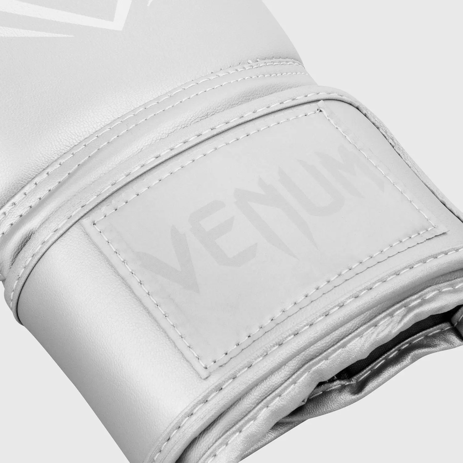 Venum Contender Boxing Gloves - Silver/Silver детайл от логото