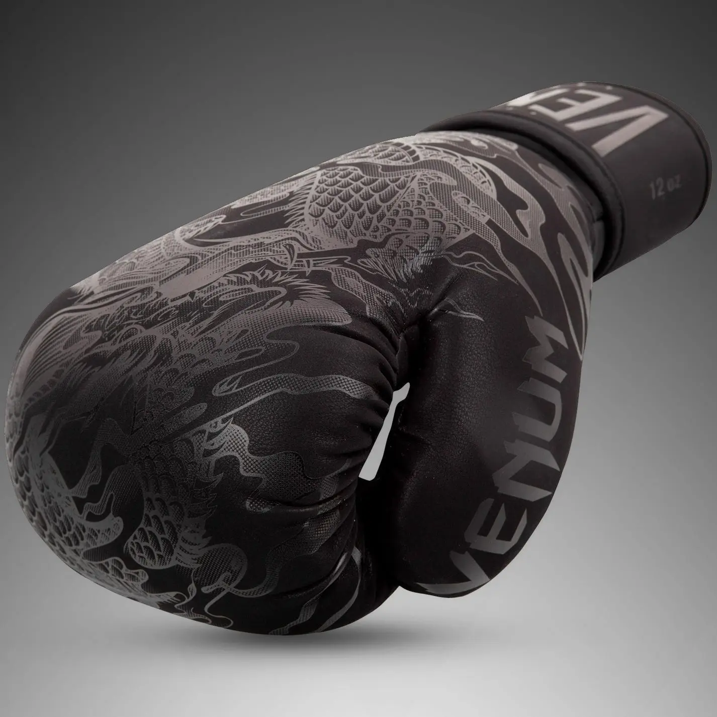 Venum Dragon's Flight Boxing Gloves - Black/Black страничен изглед със стилизиран дракон