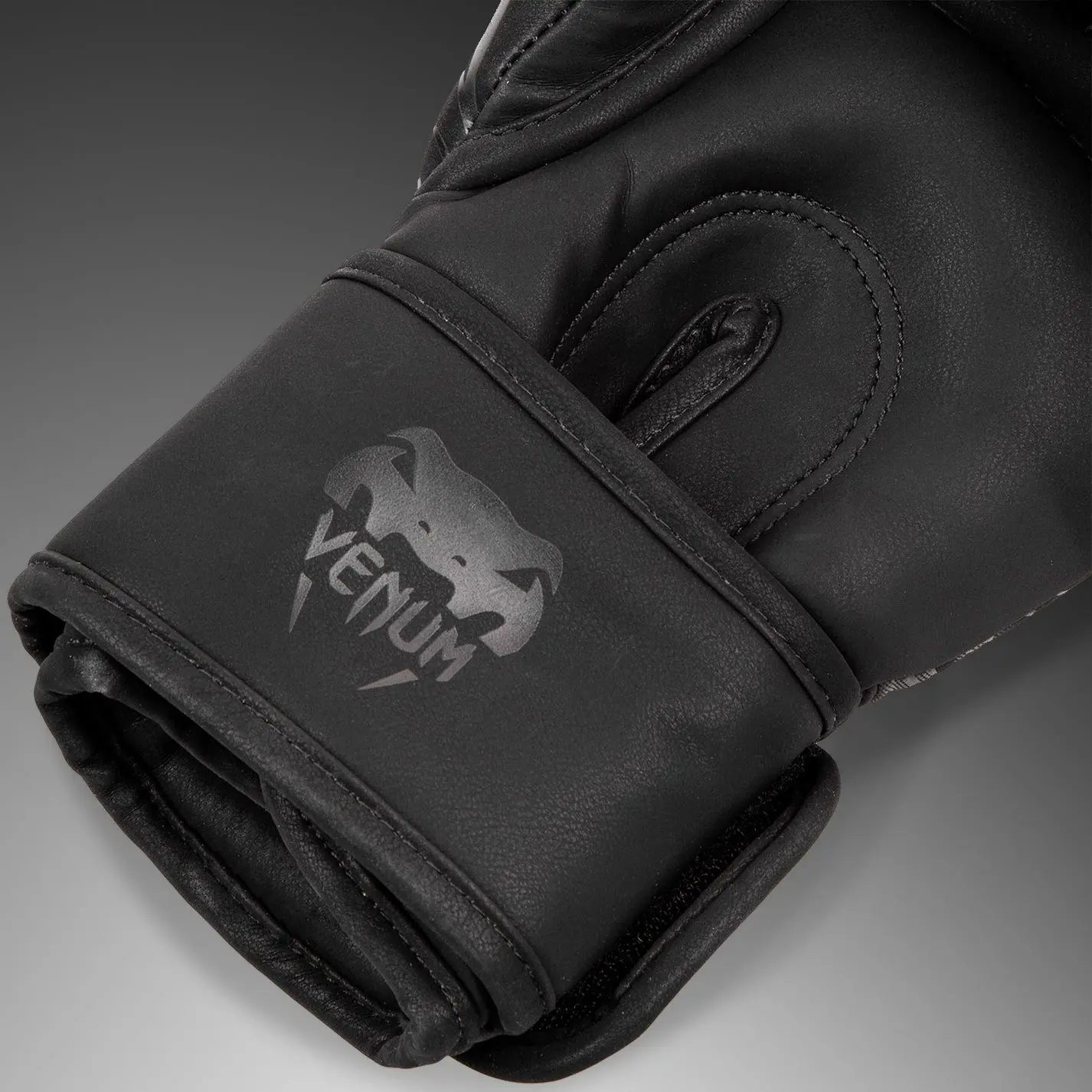 Venum Dragon's Flight Boxing Gloves - Black/Black логото Venum