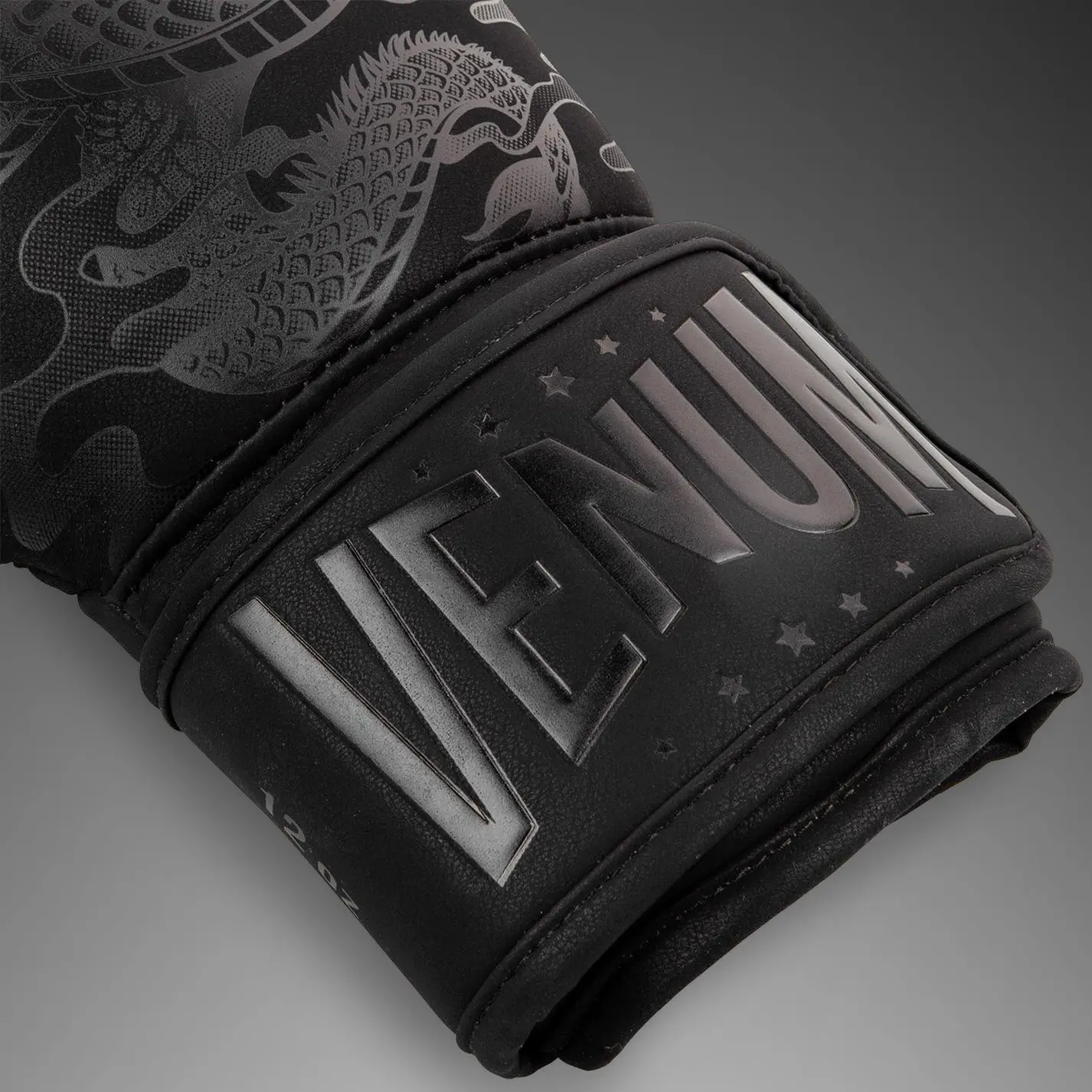 Venum Dragon's Flight Boxing Gloves - Black/Black детайл на китката