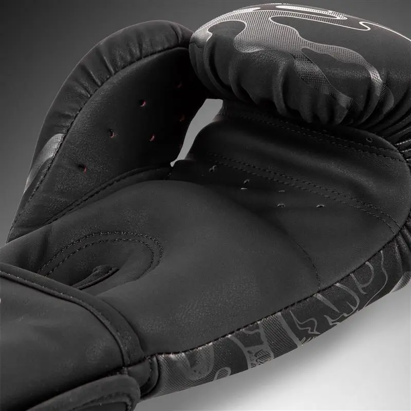 Venum Dragon's Flight Boxing Gloves - Black/Black вътрешна част с вентилация