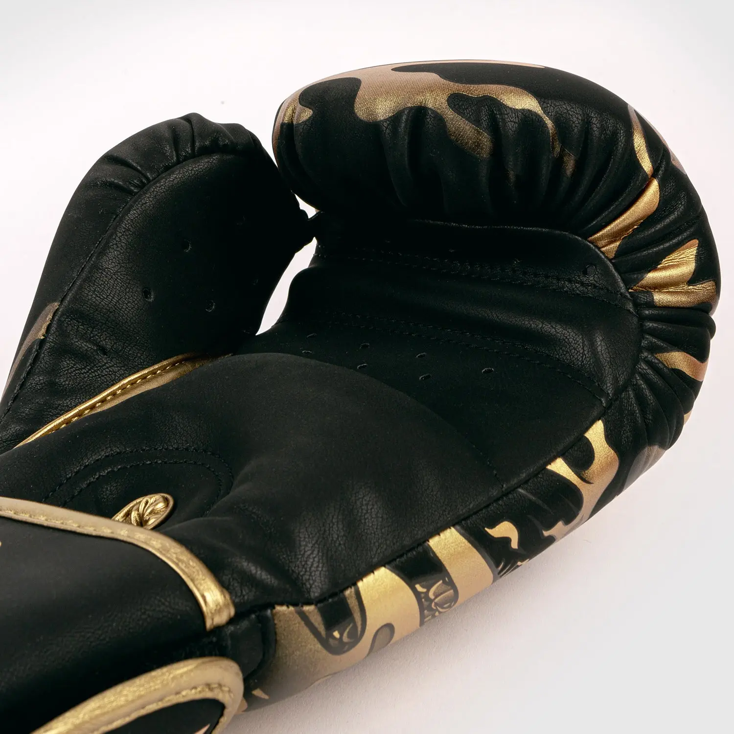 Venum Dragon's Flight Boxing Gloves - Black/Bronze вътрешен изглед