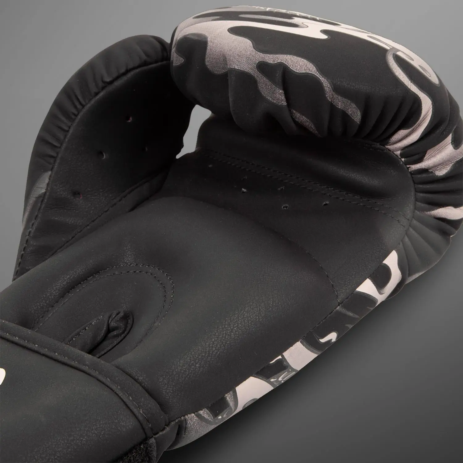 Venum Dragon's Flight Boxing Gloves - Black/Sand изглед отвътре