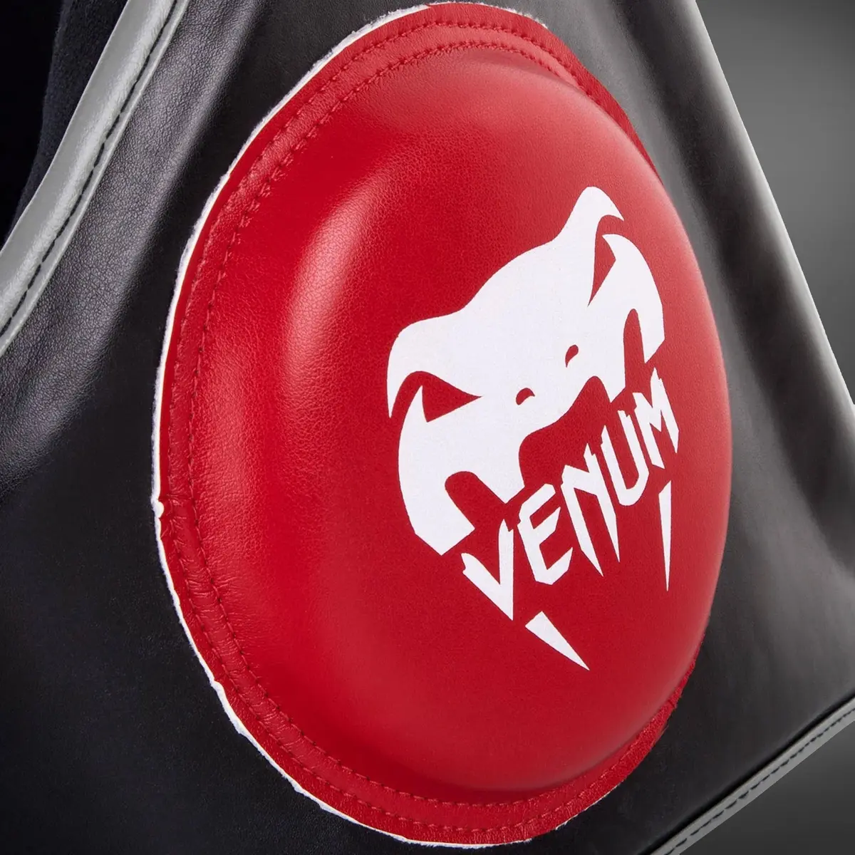 Venum Elite Belly Protector - Black/Red, детайл на страничния протектор