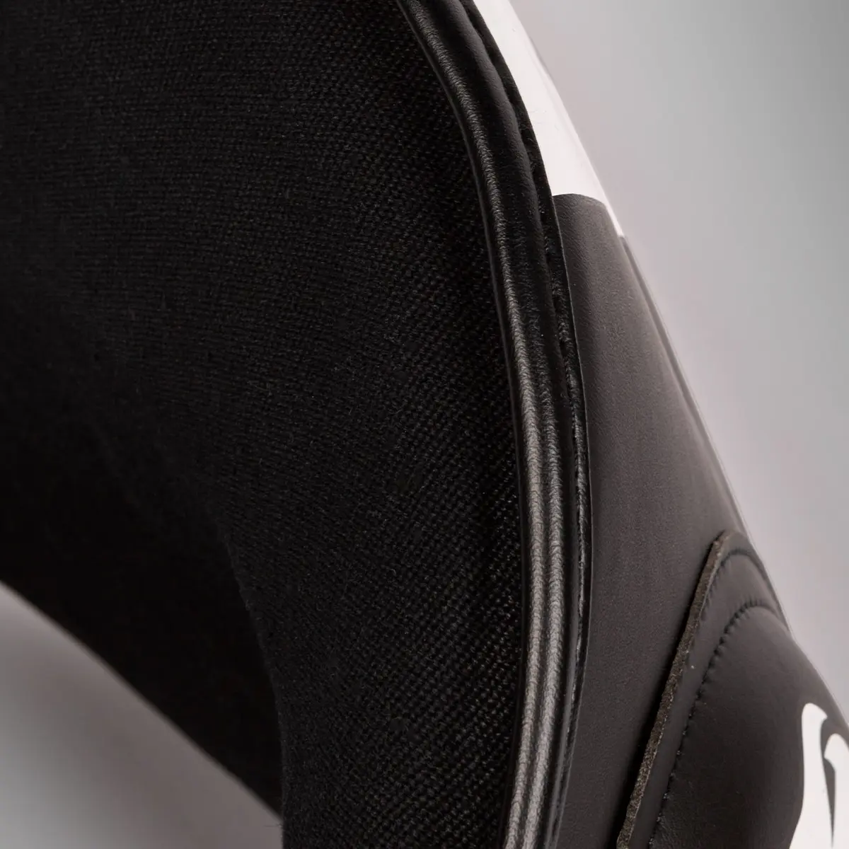Venum Elite Belly Protector - Black/White, детайл на материала