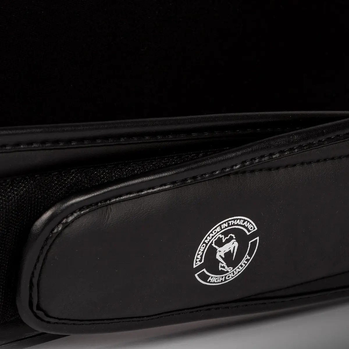 Venum Elite Belly Protector - Black/White, етикет 'Hand Made in Thailand High Quality'