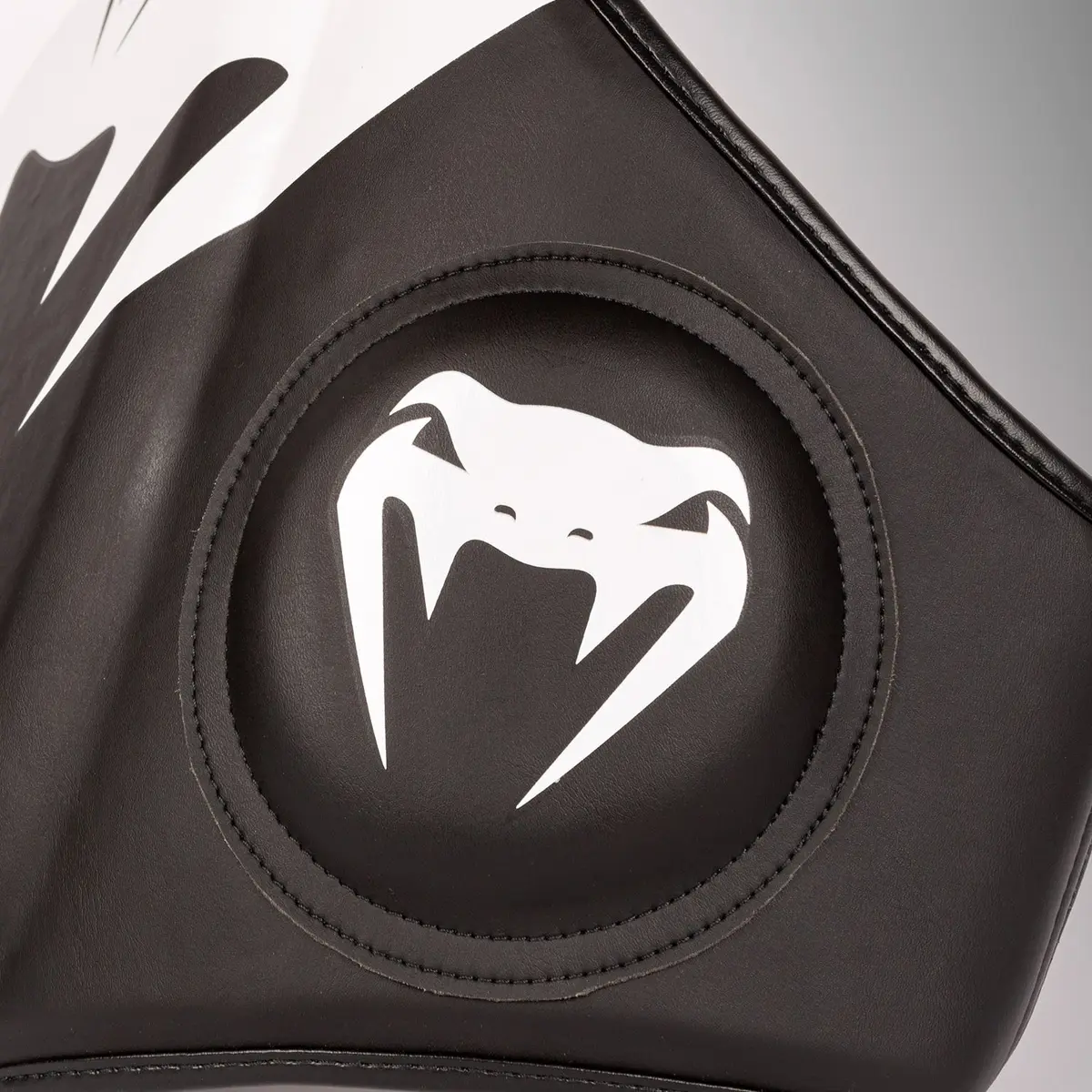 Venum Elite Belly Protector - Black/White, детайл на лого