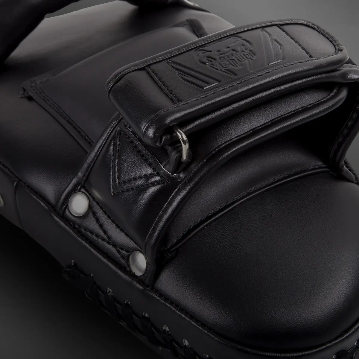Venum Elite Big Focus Mitts - Black/Black, близък детайл на закопчаване