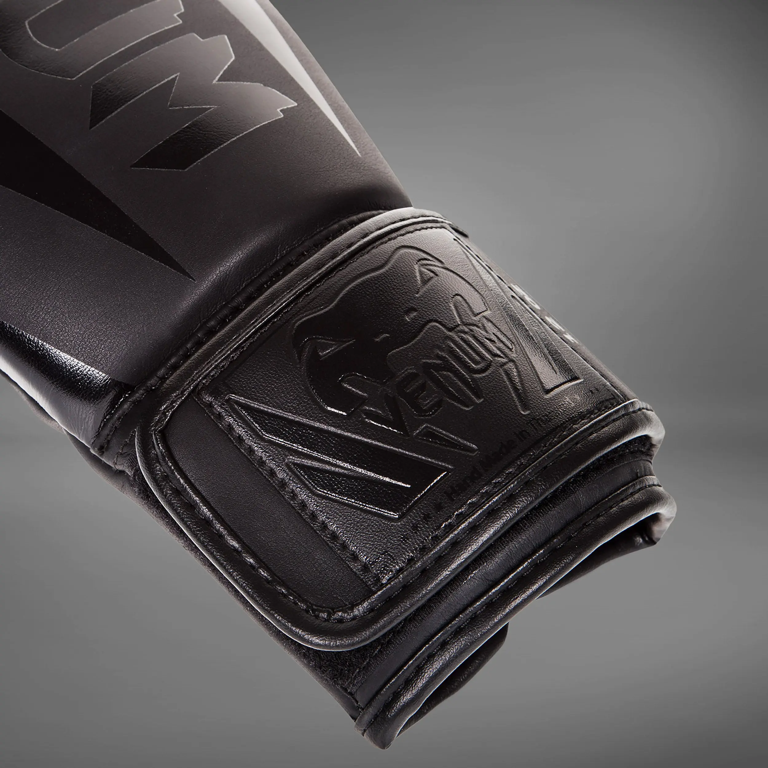 Venum Elite Boxing Gloves - Black детайл от логото