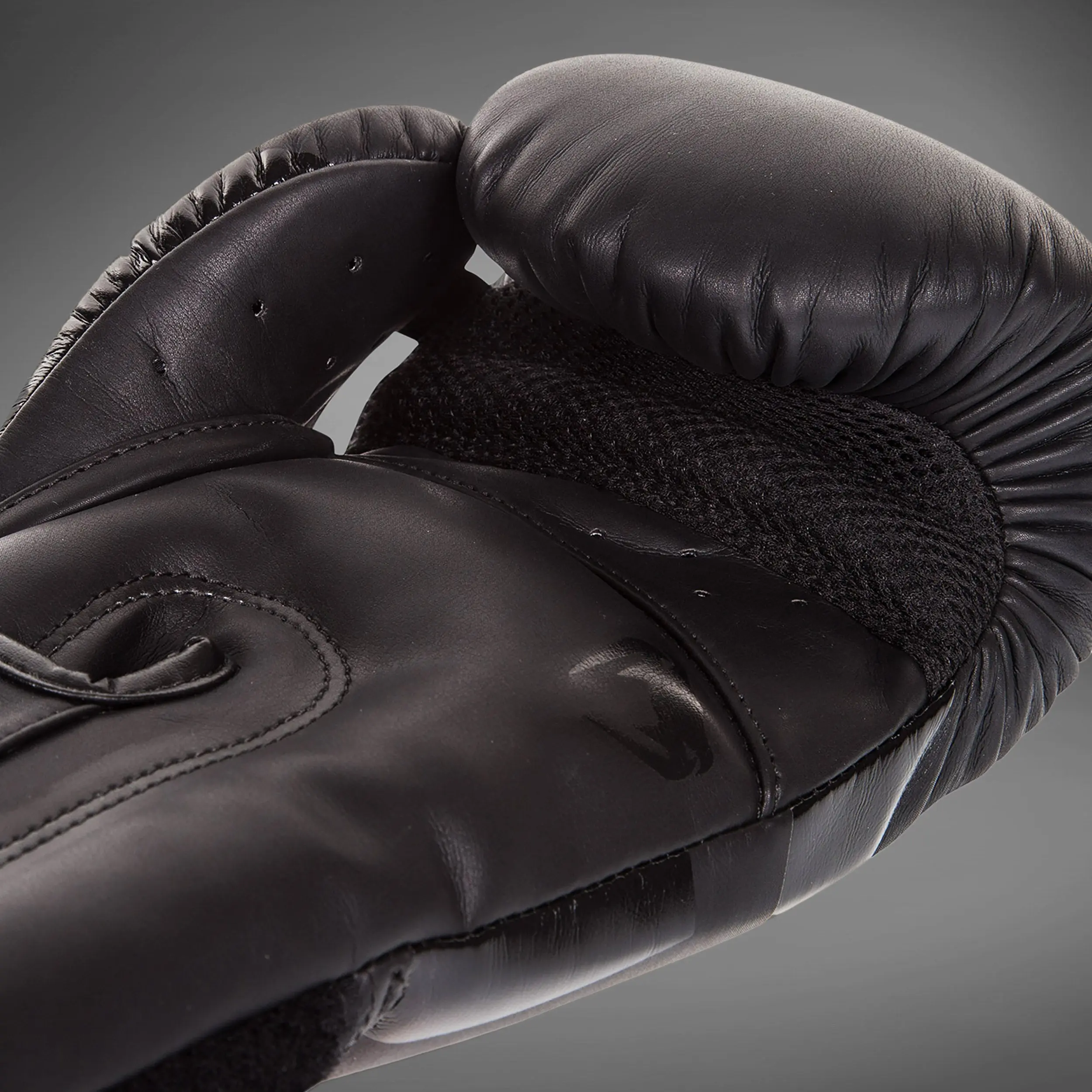 Venum Elite Boxing Gloves - Black детайл на пръстите
