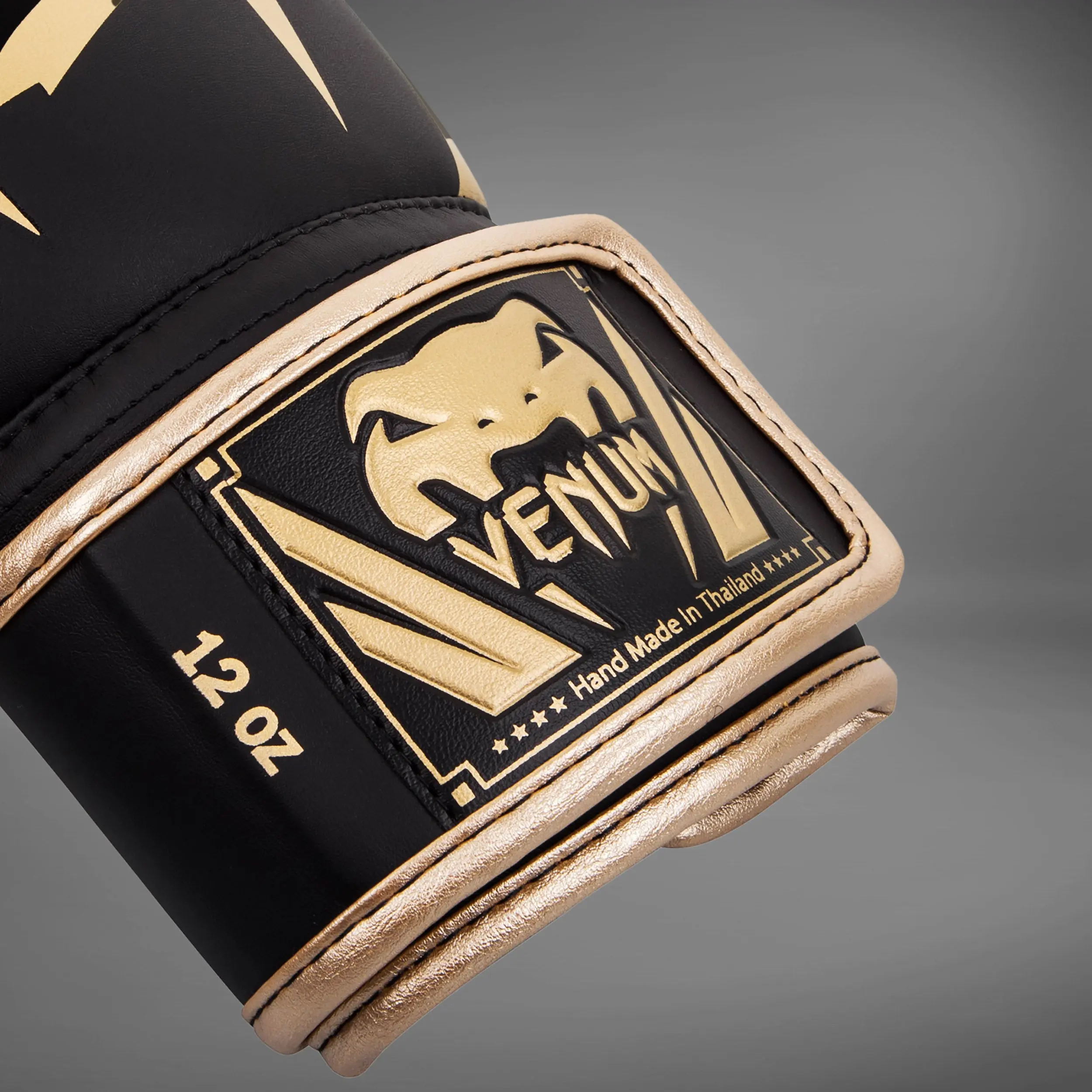 Venum Elite Boxing Gloves - Black/Gold - детайл от лентата