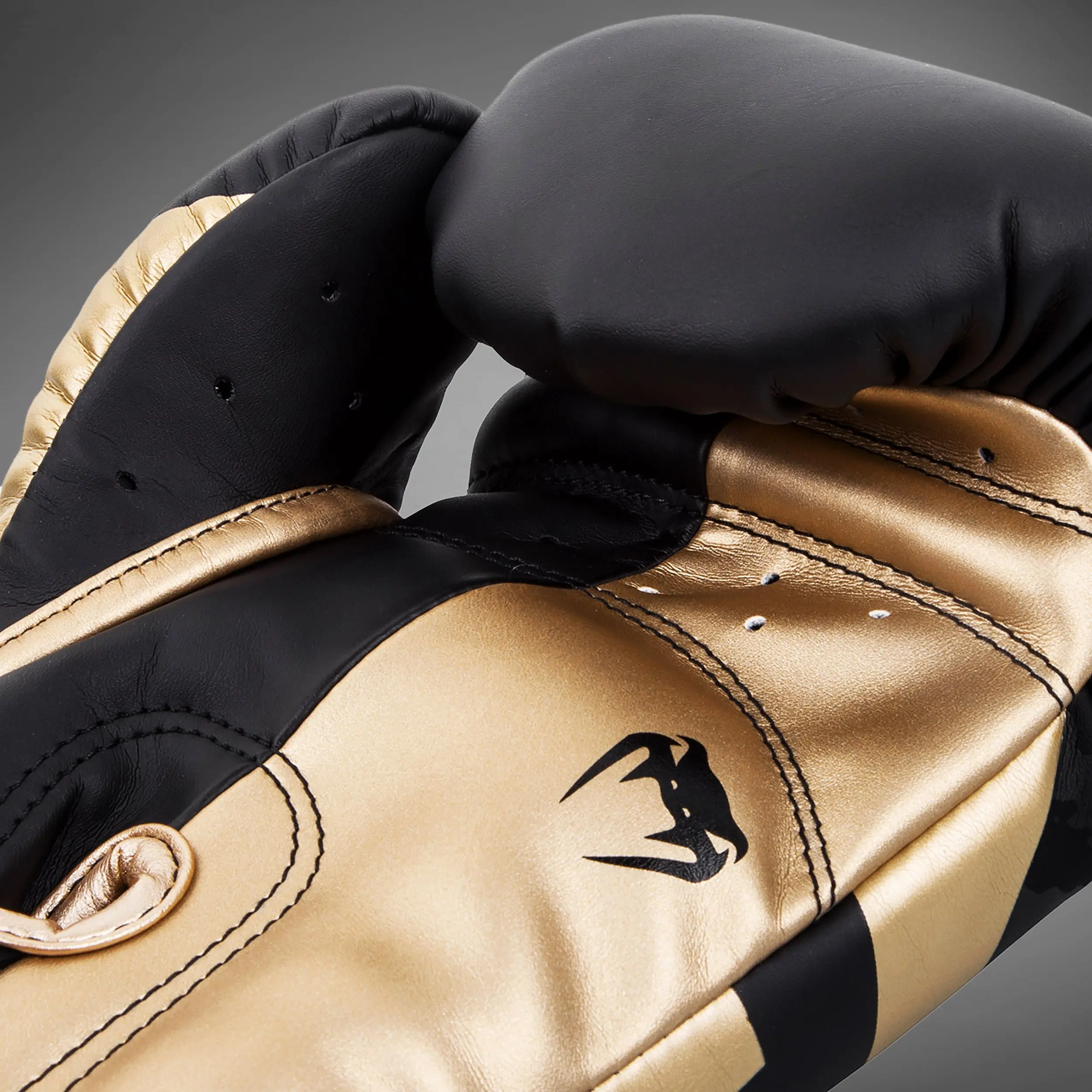 Venum Elite Boxing Gloves - Black/Gold - детайл от златистата част