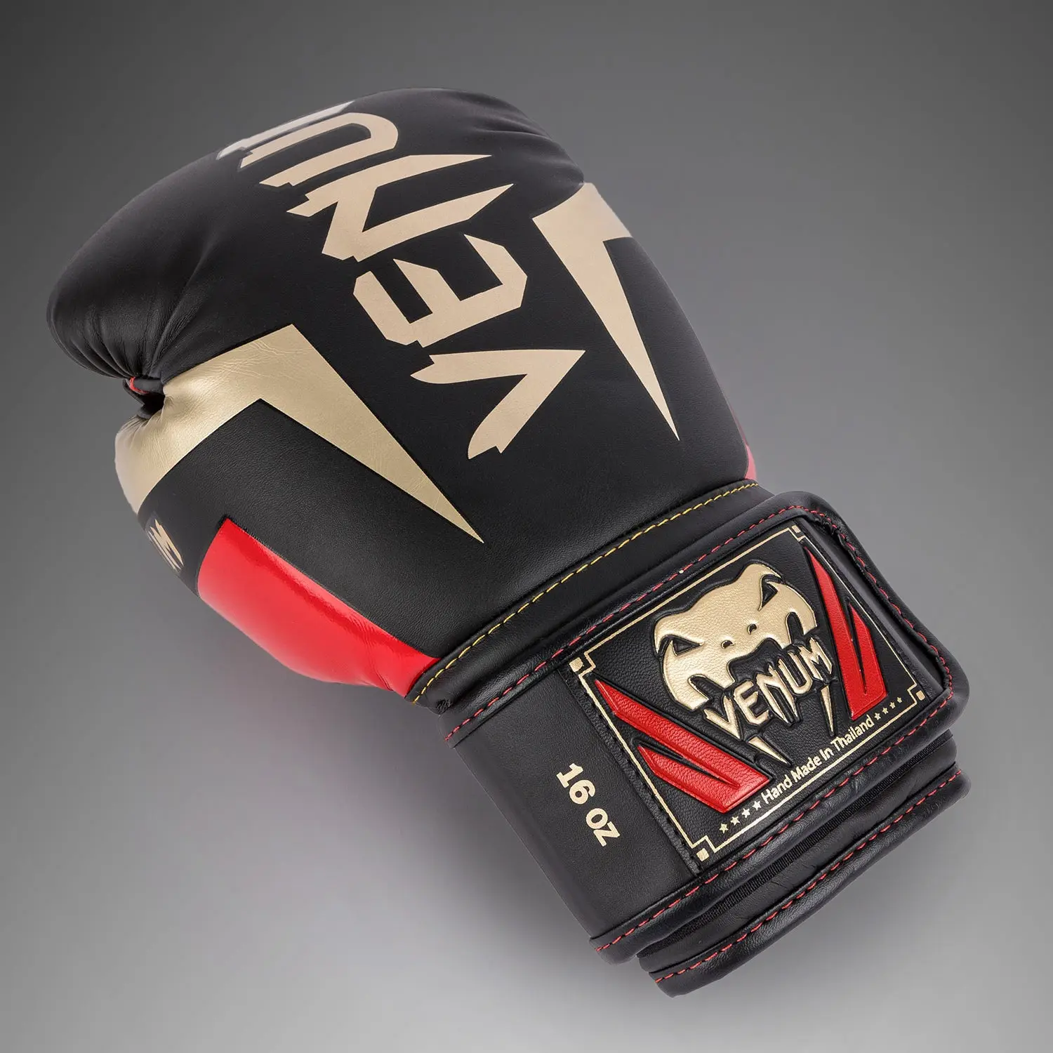 Venum Elite Boxing Gloves - Black/Gold/Red преден изглед на долната част