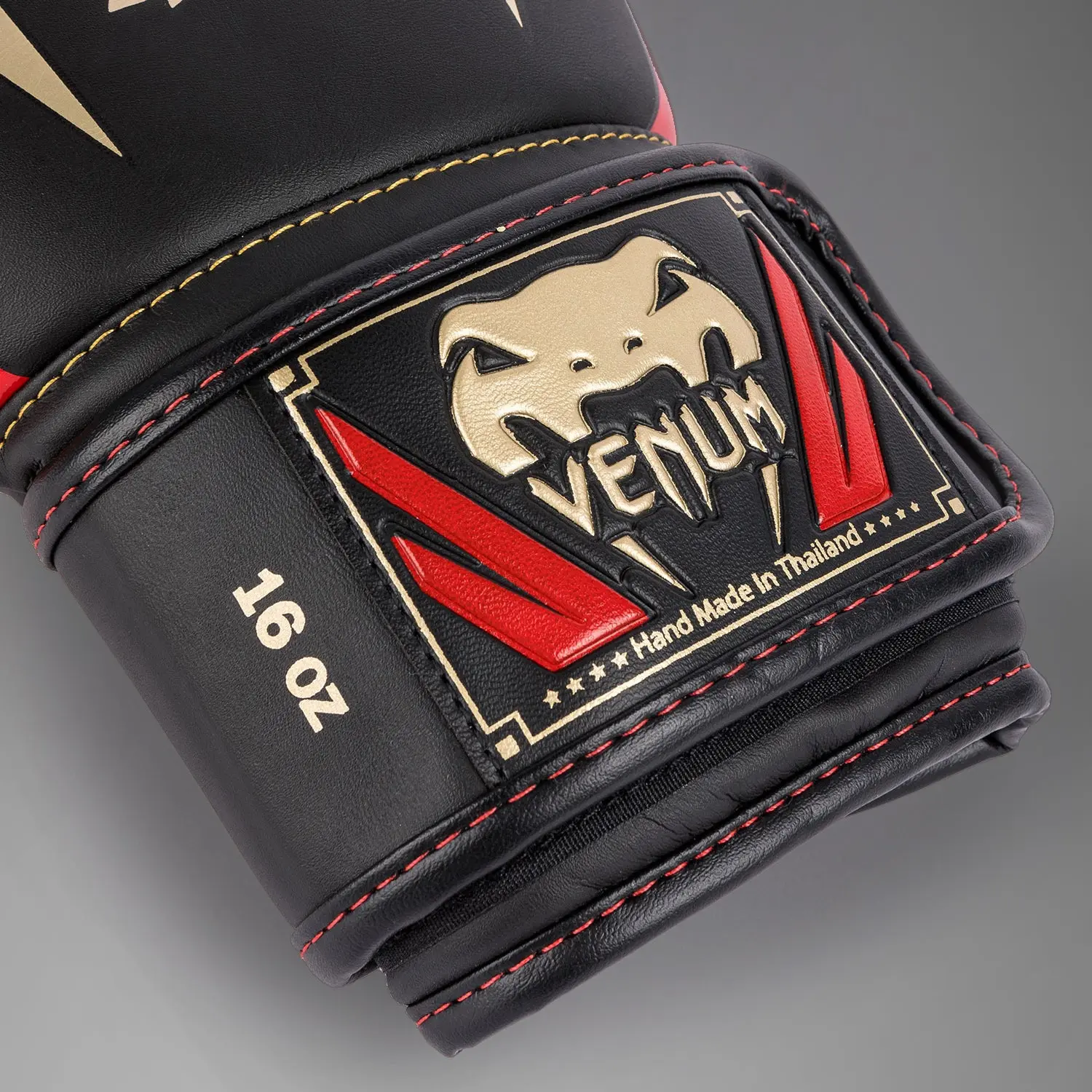 Venum Elite Boxing Gloves - Black/Gold/Red детайл на логото