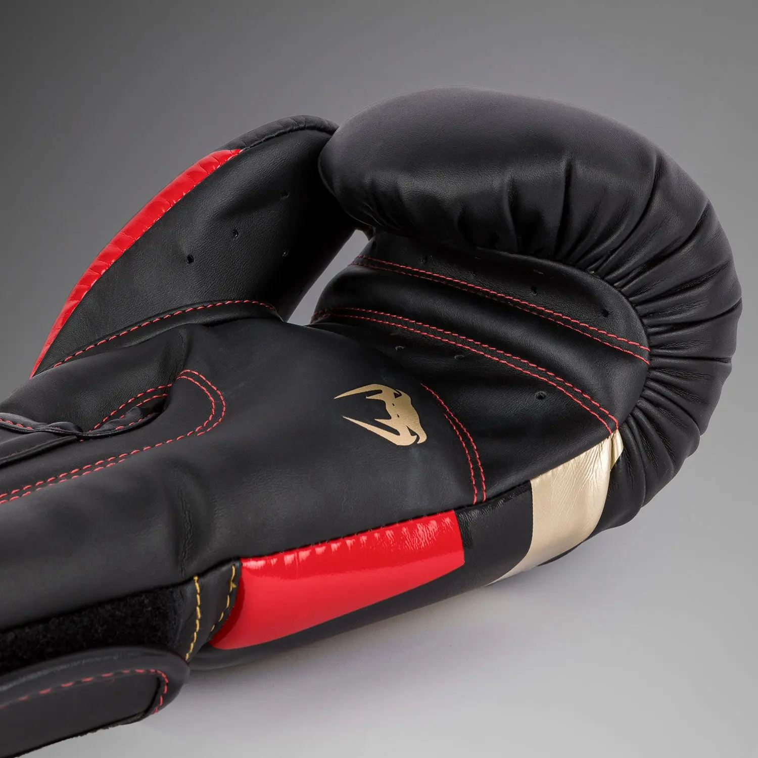 Venum Elite Boxing Gloves - Black/Gold/Red детайл отстрани