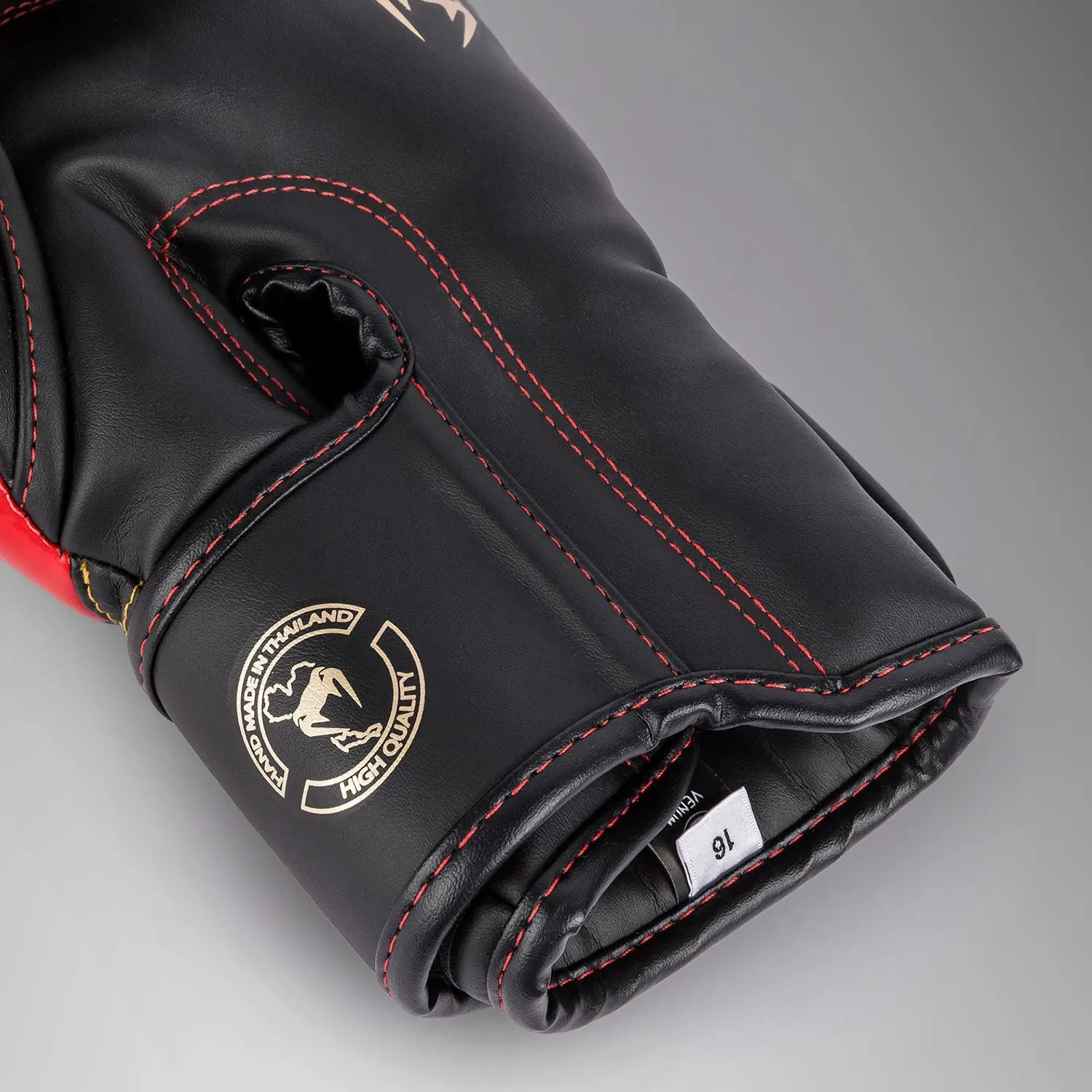 Venum Elite Boxing Gloves - Black/Gold/Red вътрешна част