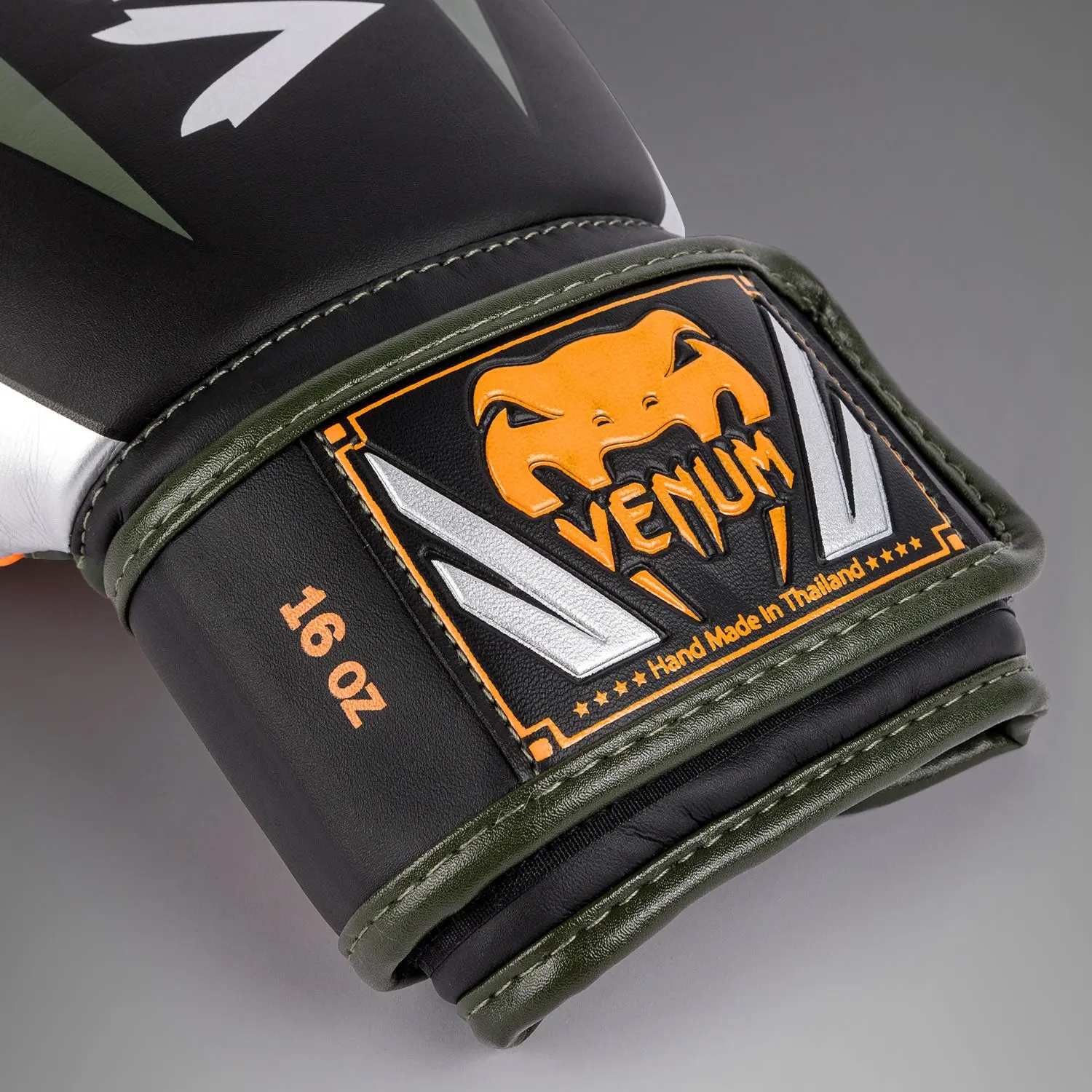 Venum Elite Boxing Gloves - Black/Silver/Kaki лого отблизо