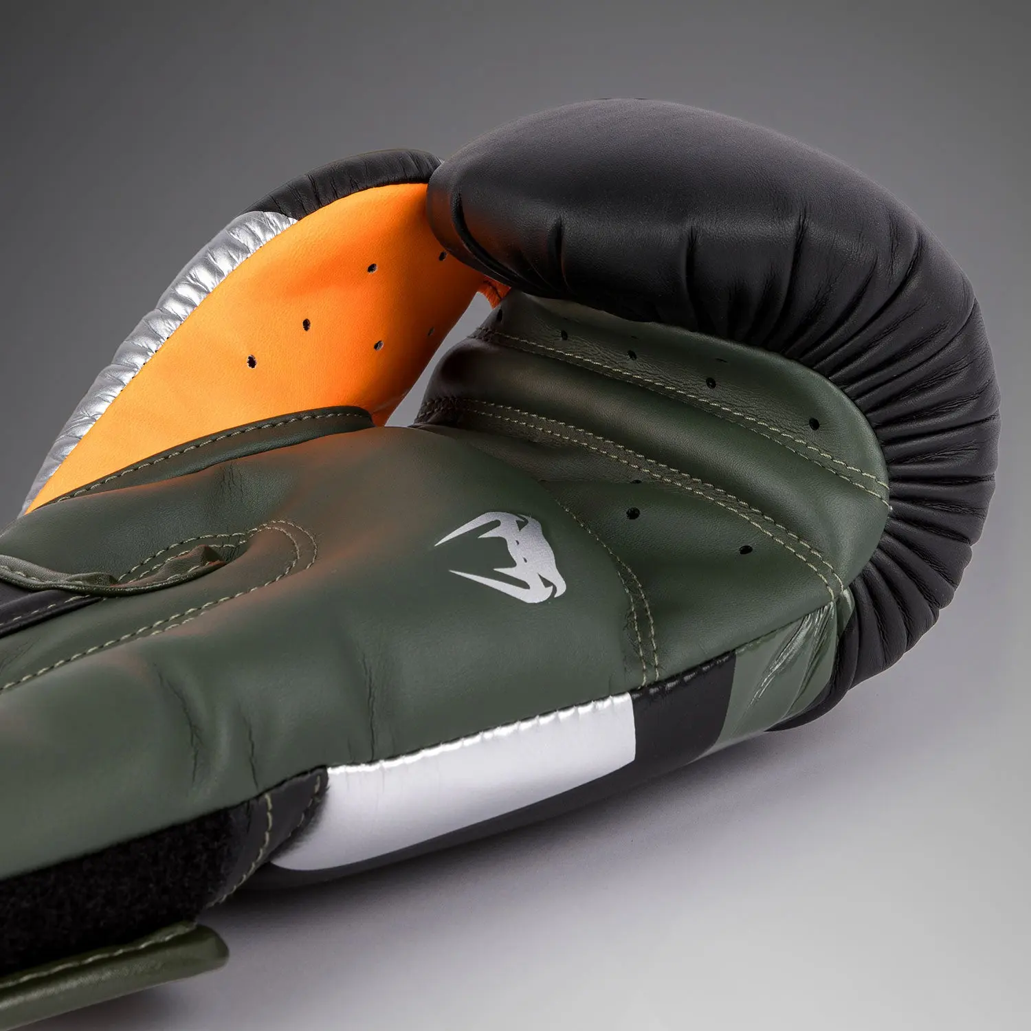 Venum Elite Boxing Gloves - Black/Silver/Kaki вътрешна част