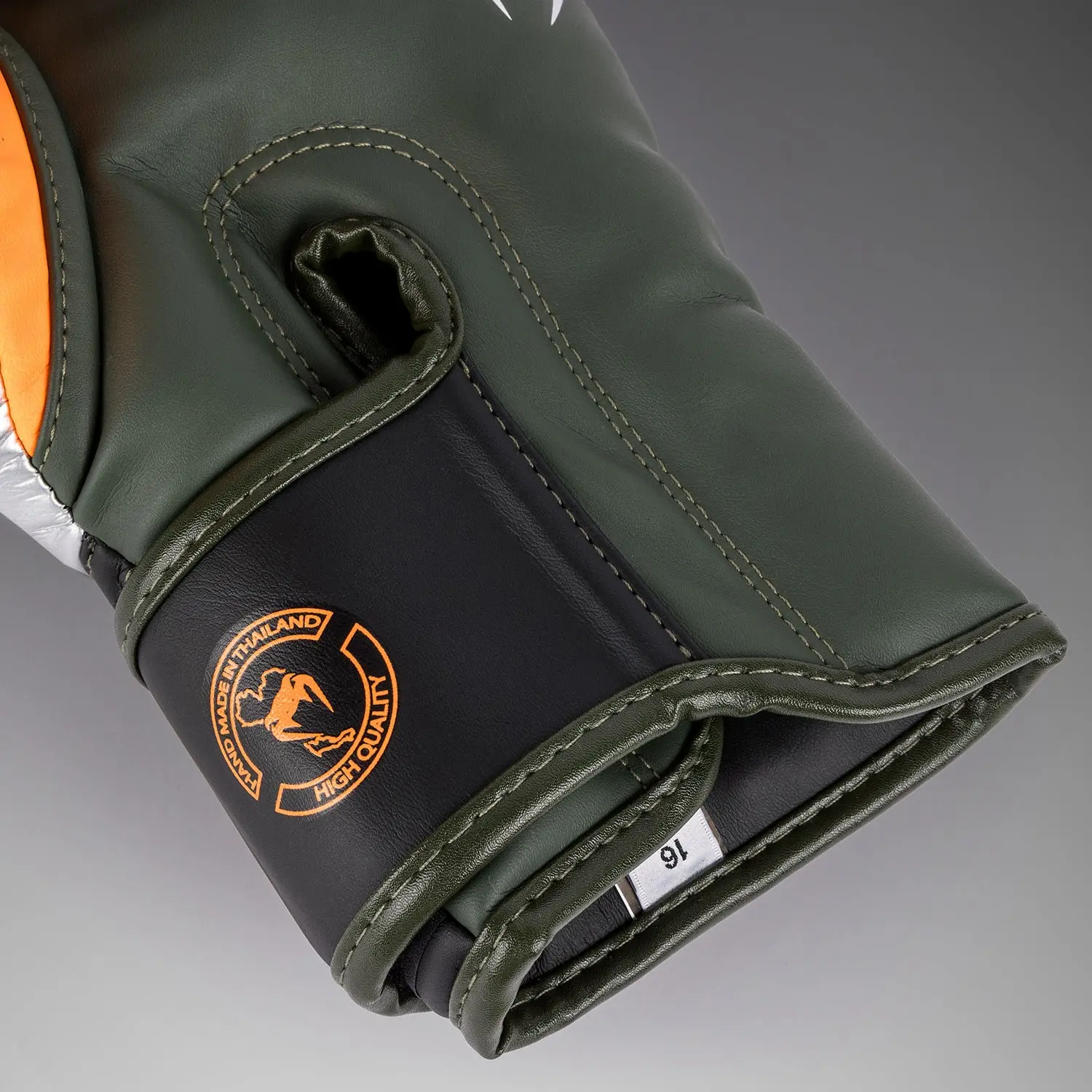 Venum Elite Boxing Gloves - Black/Silver/Kaki етикет за размер