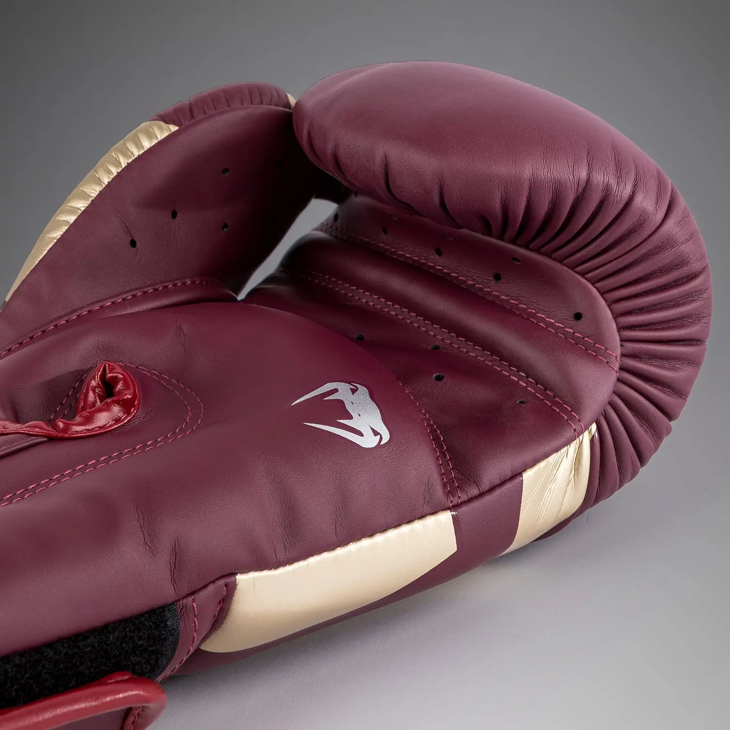 Venum Elite Boxing Gloves - Burgundy/Gold вътрешен изглед