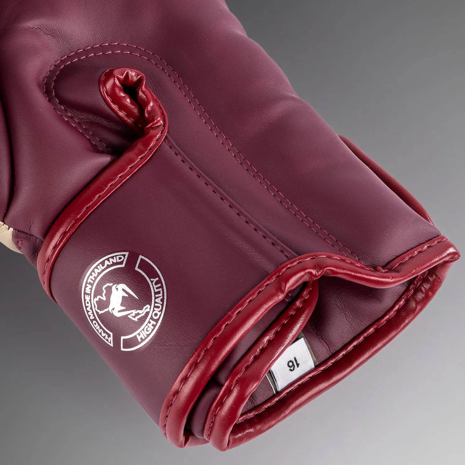 Venum Elite Boxing Gloves - Burgundy/Gold детайл от стикера