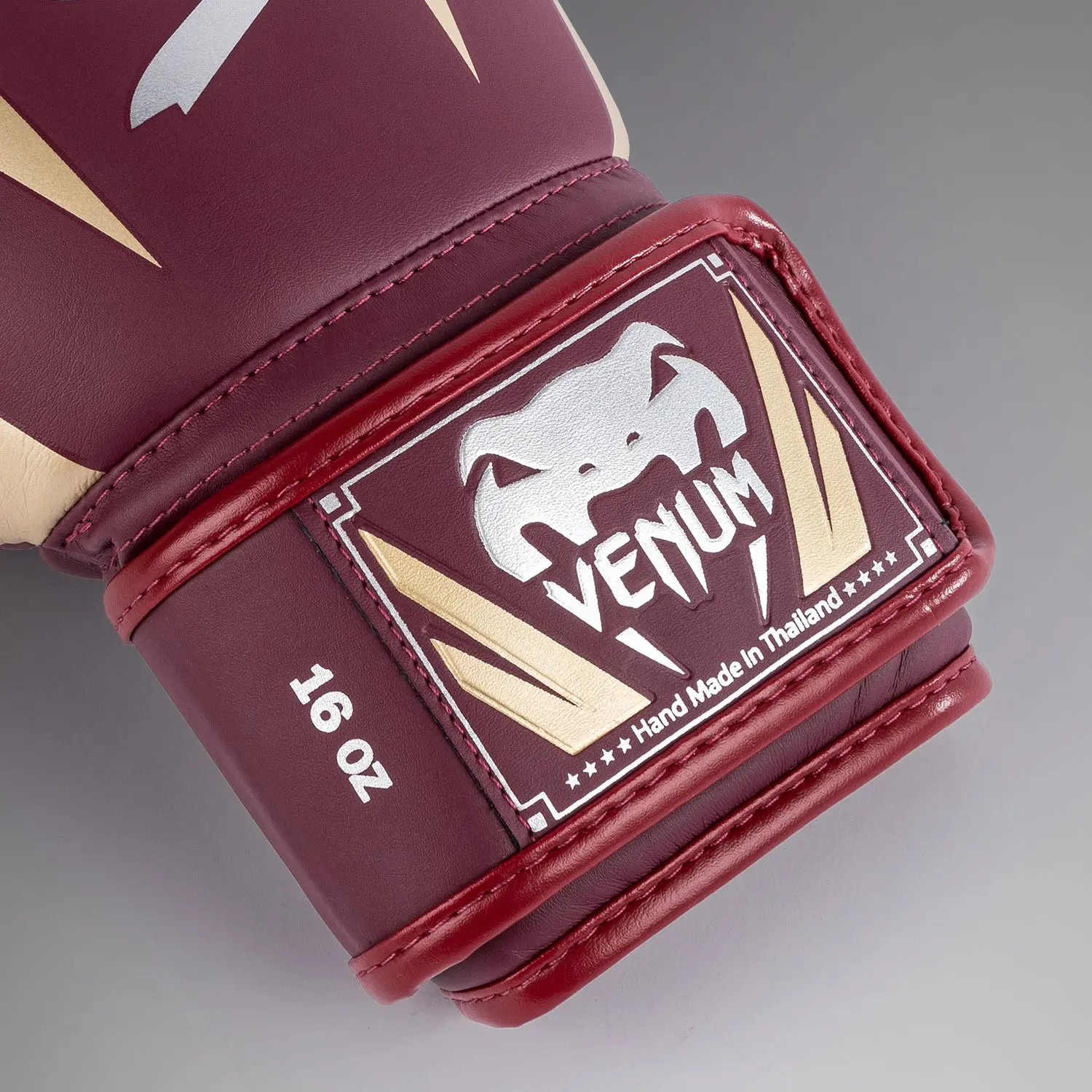 Venum Elite Boxing Gloves - Burgundy/Gold етикет за размер