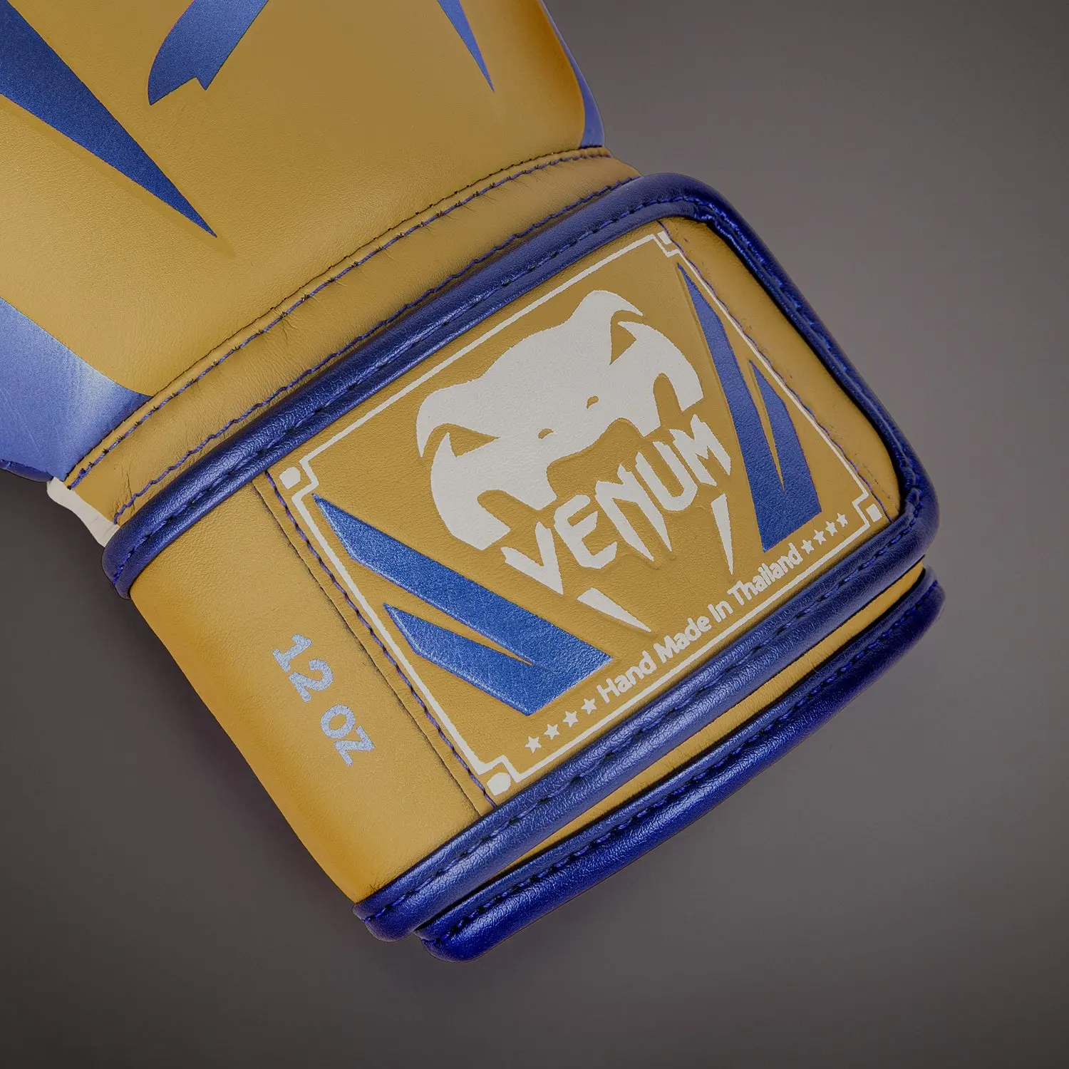 Venum Elite Boxing Gloves - Camel - Special Edition детайл на логото и размера