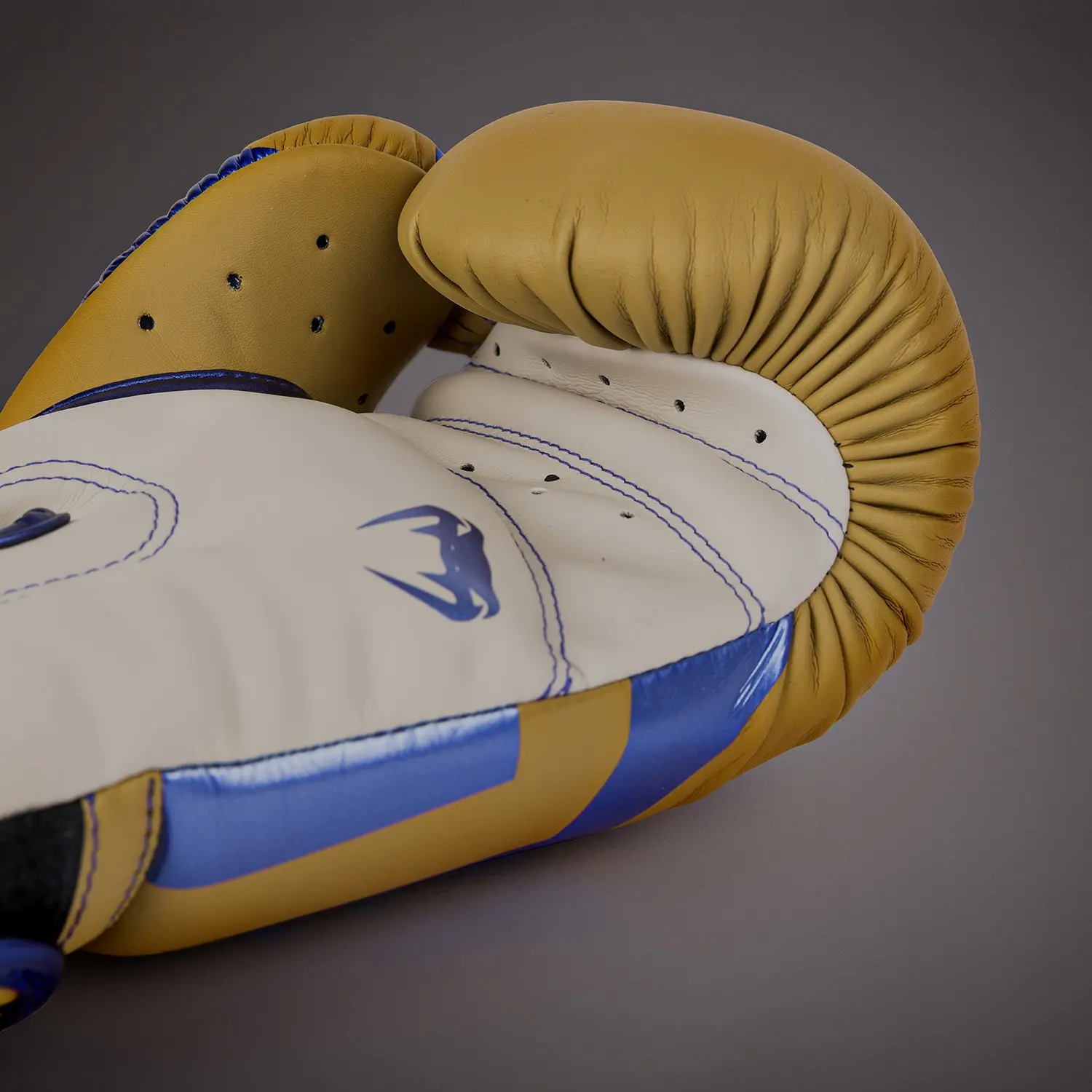 Venum Elite Boxing Gloves - Camel - Special Edition страничен изглед на вътрешната част