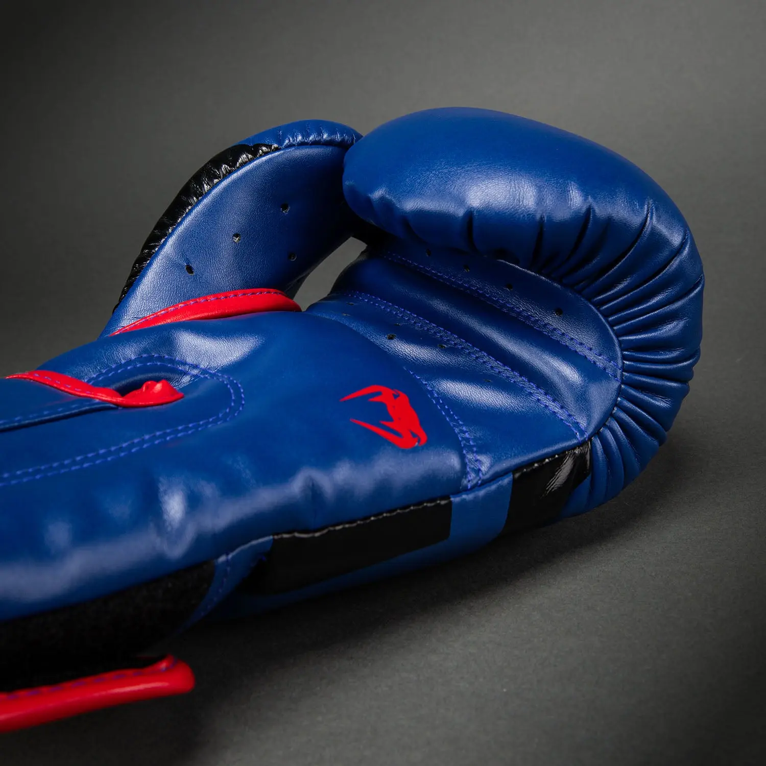 Venum Elite Boxing Gloves - Dark Blue/Red близък план на дизайна
