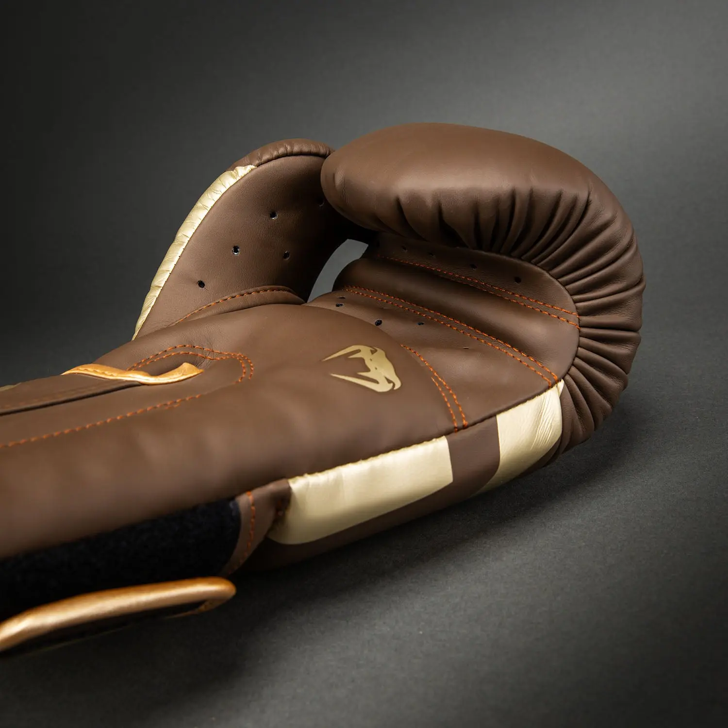 Venum Elite Boxing Gloves - Dark Brown детайл
