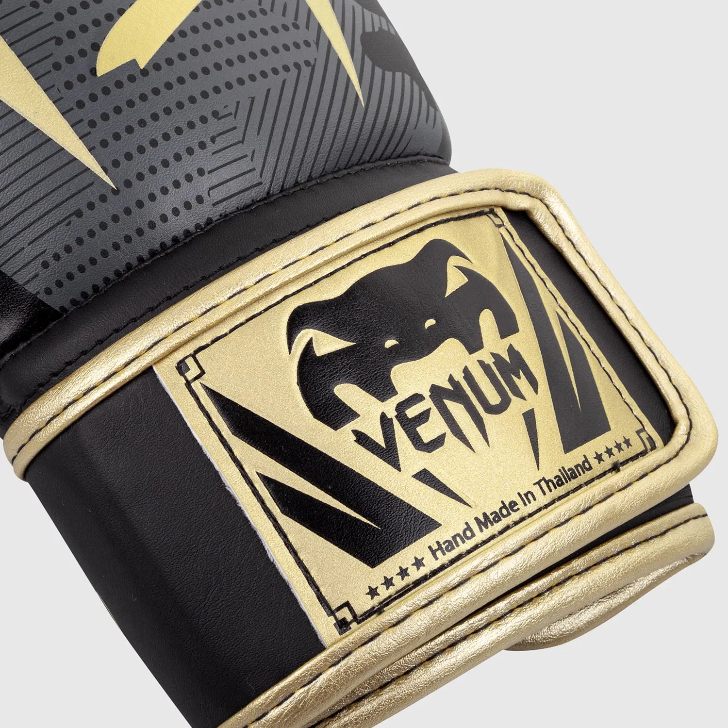 Venum Elite Boxing Gloves - Camo/Gold детайл на логото