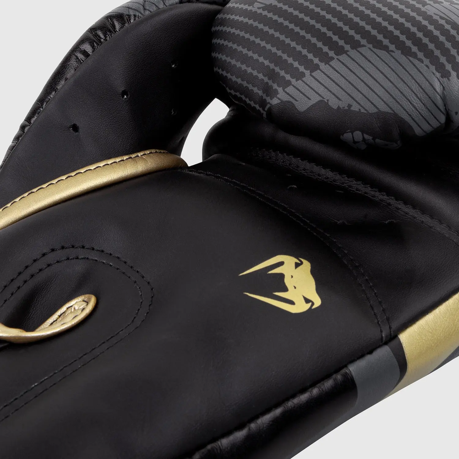 Venum Elite Boxing Gloves - Camo/Gold детайл на логото Venum