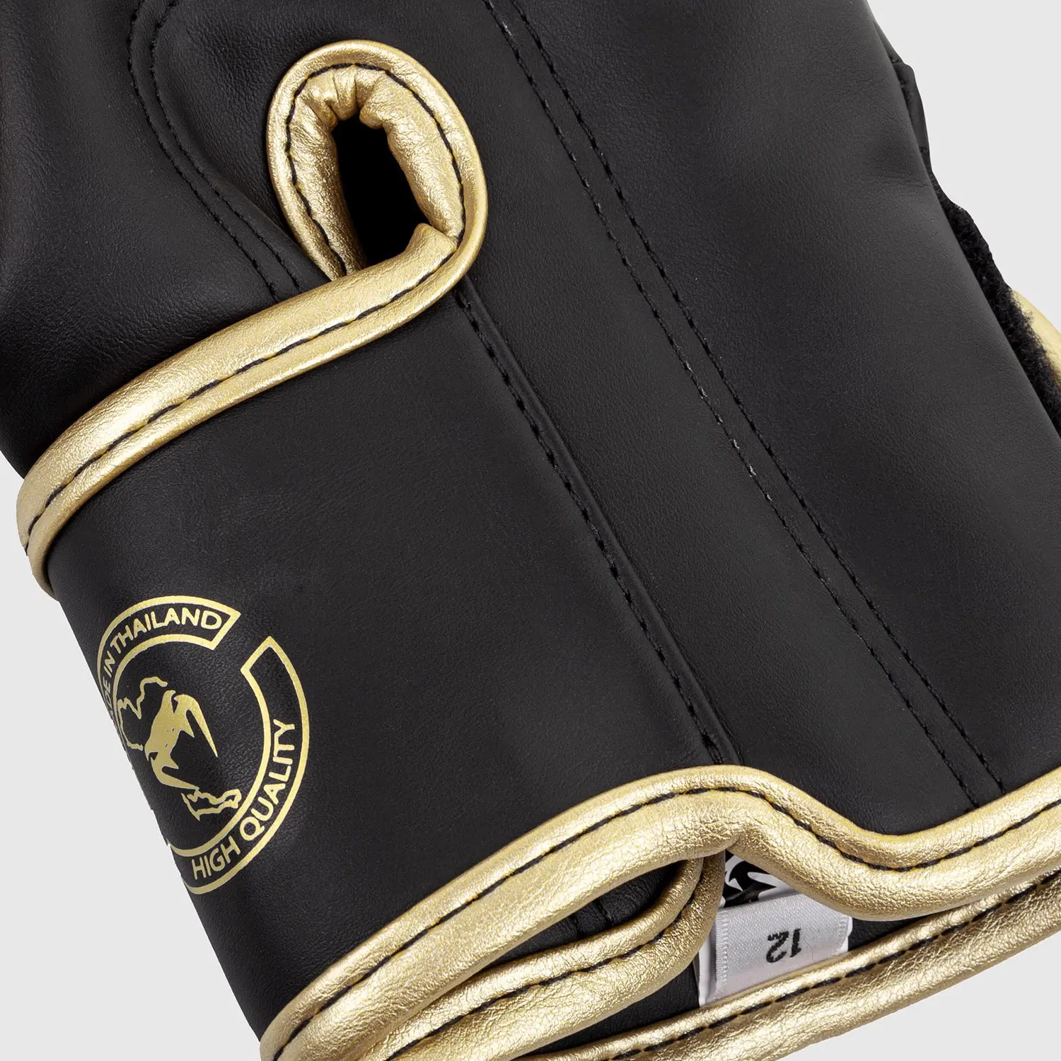 Venum Elite Boxing Gloves - Camo/Gold детайл на етикета