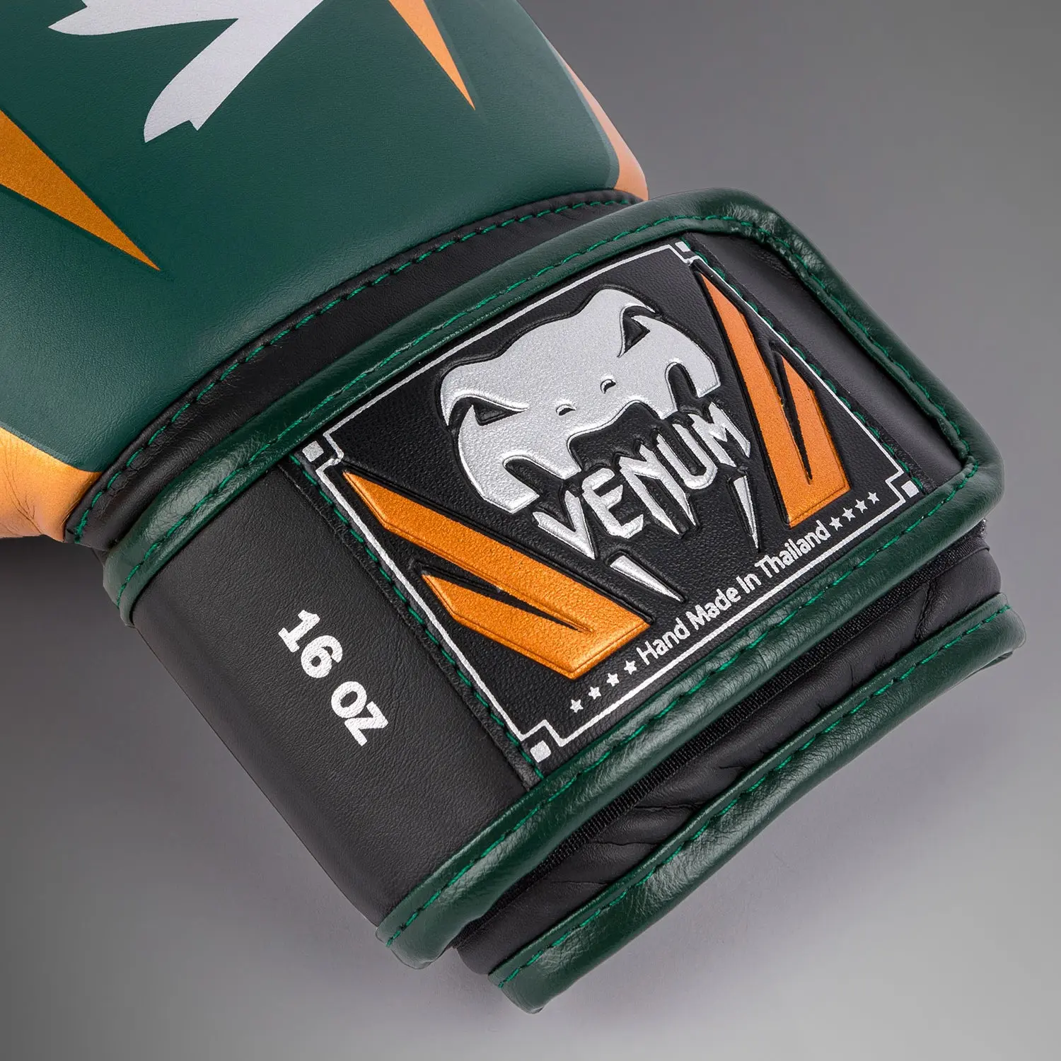 Venum Elite Boxing Gloves - Green/Bronze/Silver, детайл на етикета и закопчаването
