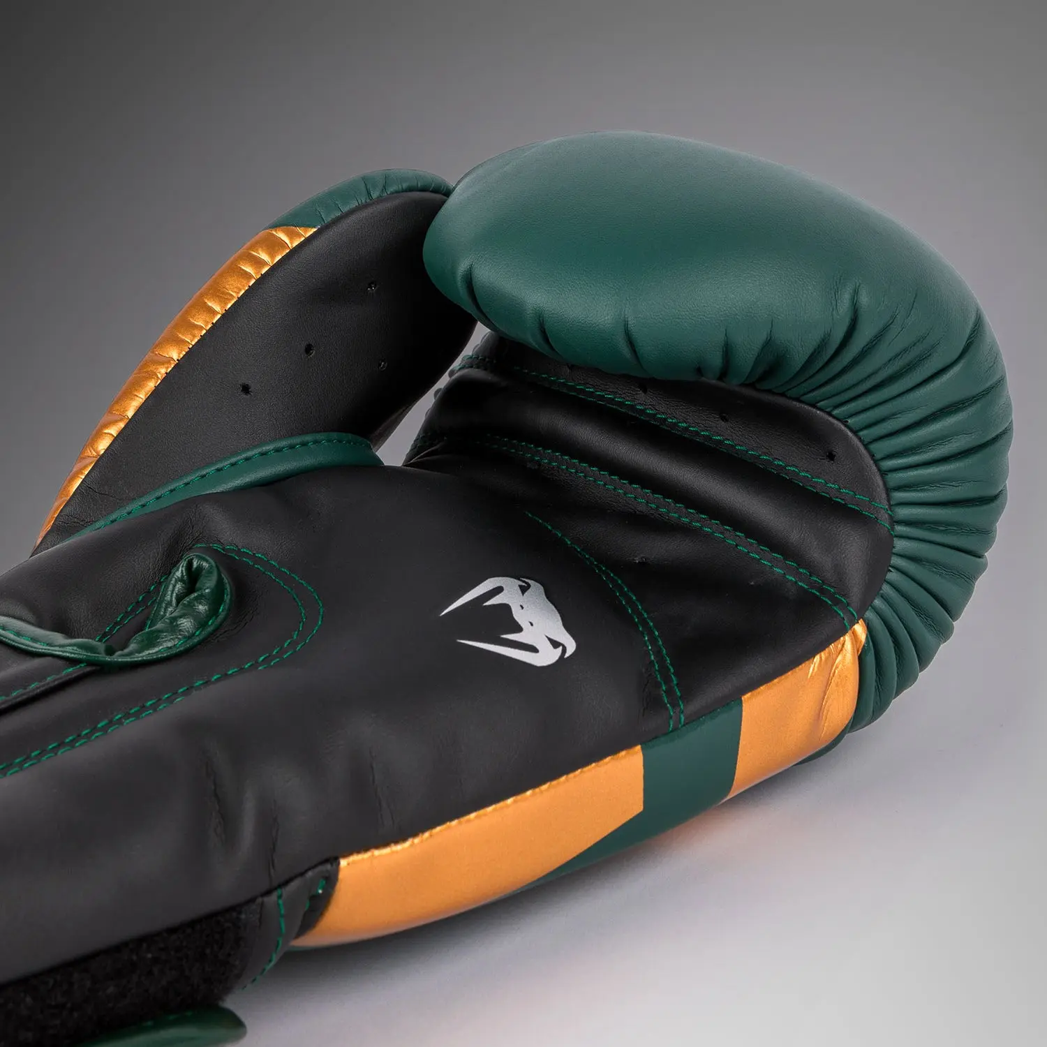 Venum Elite Boxing Gloves - Green/Bronze/Silver, детайл на предната част и страничния шев