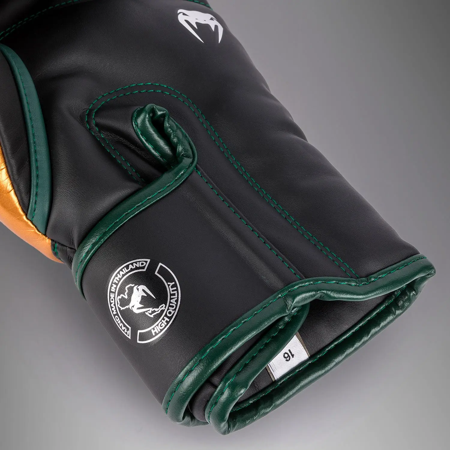 Venum Elite Boxing Gloves - Green/Bronze/Silver, детайл на етикета за размер и качество