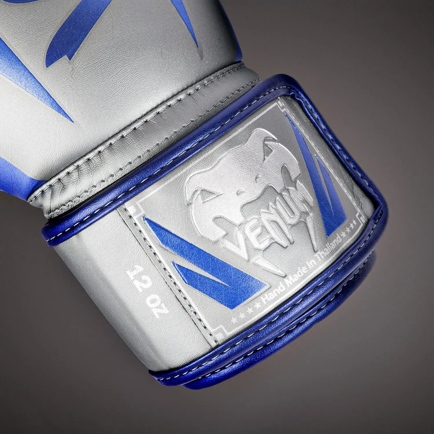 Venum Elite Boxing Gloves - Grey - Special Edition детайл колан