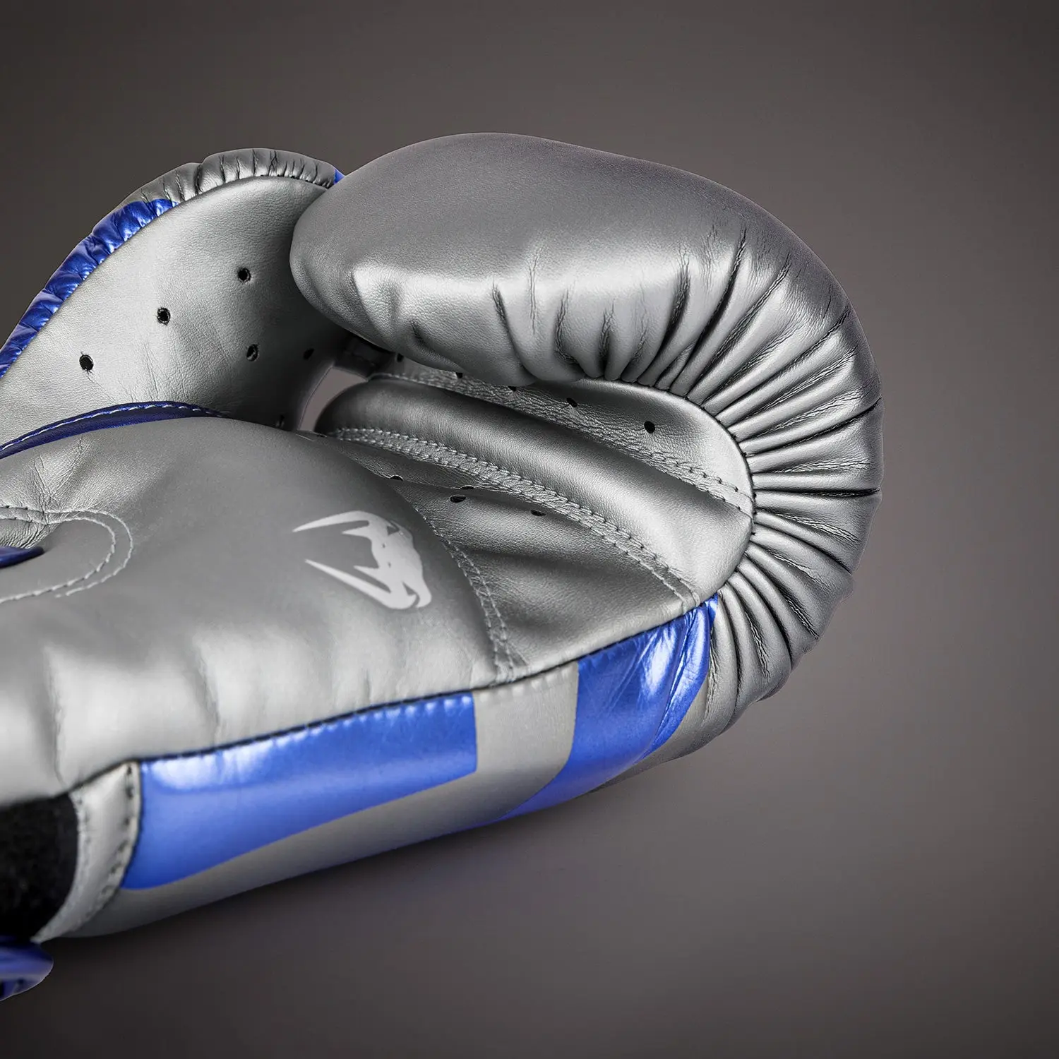 Venum Elite Boxing Gloves - Grey - Special Edition детайл материал