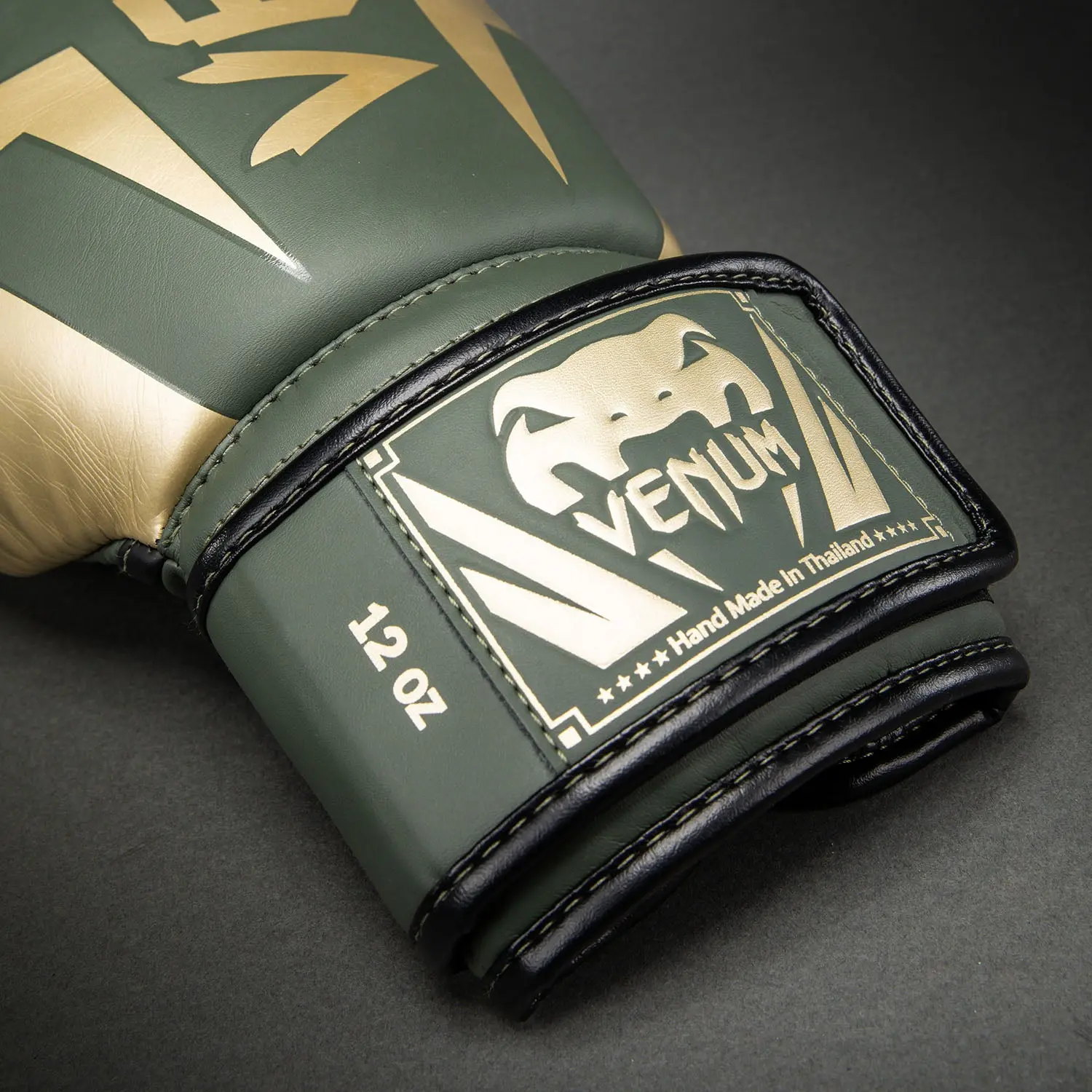 Venum Elite Boxing Gloves - Khaki етикет с лого и размер