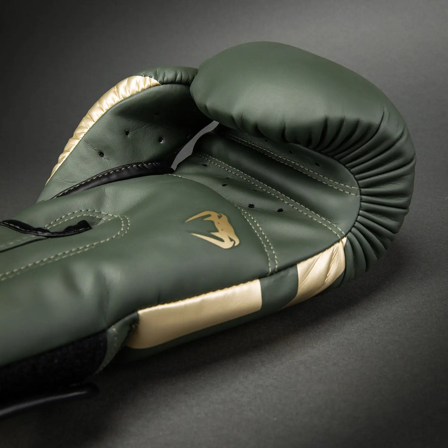 Venum Elite Boxing Gloves - Khaki детайл на материала и шевовете