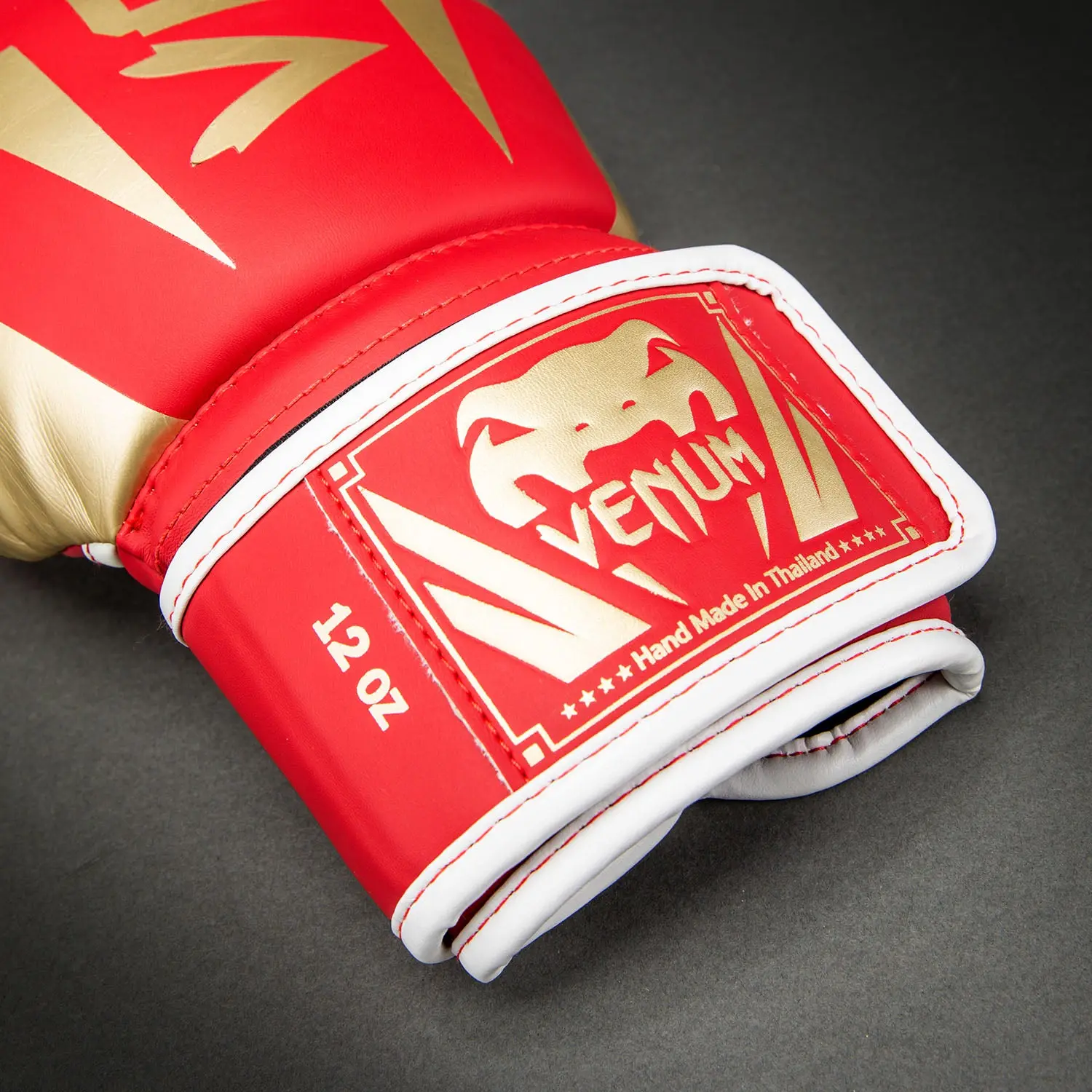Venum Elite Boxing Gloves - Red, детайл на каишката