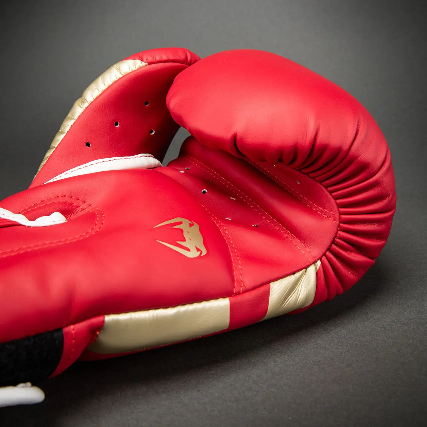 Venum Elite Boxing Gloves - Red, детайл на ръкавицата