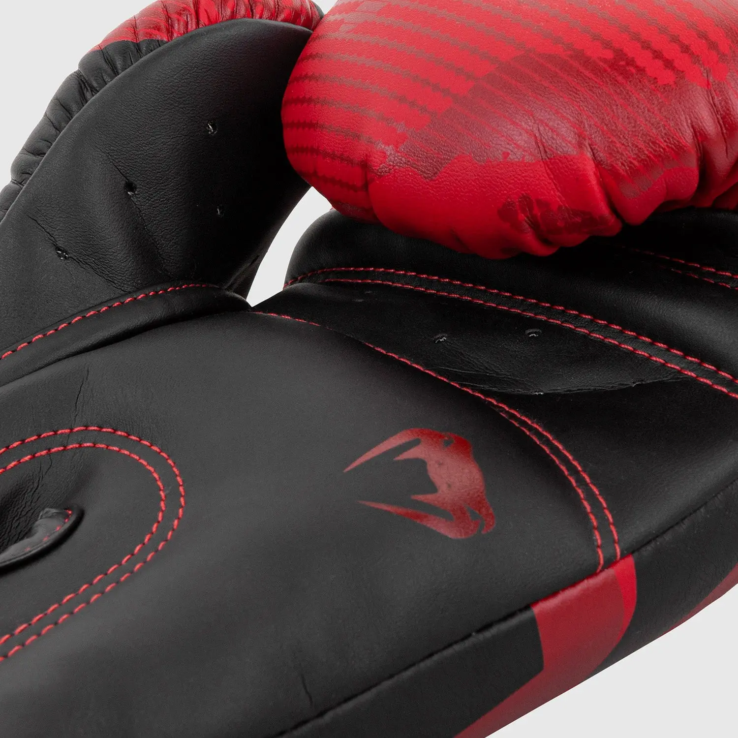 Venum Elite Boxing Gloves - Red/Camo детайл лого