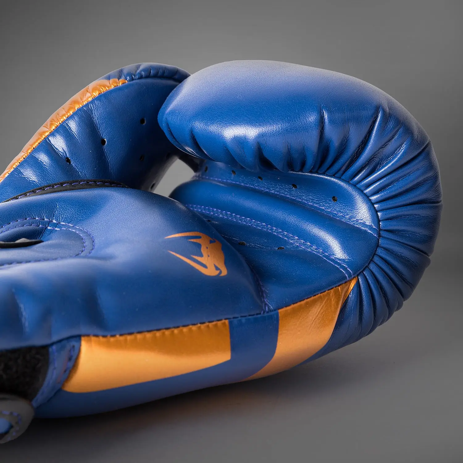 Venum Elite Boxing Gloves - Royal Blue - Special Edition детайл