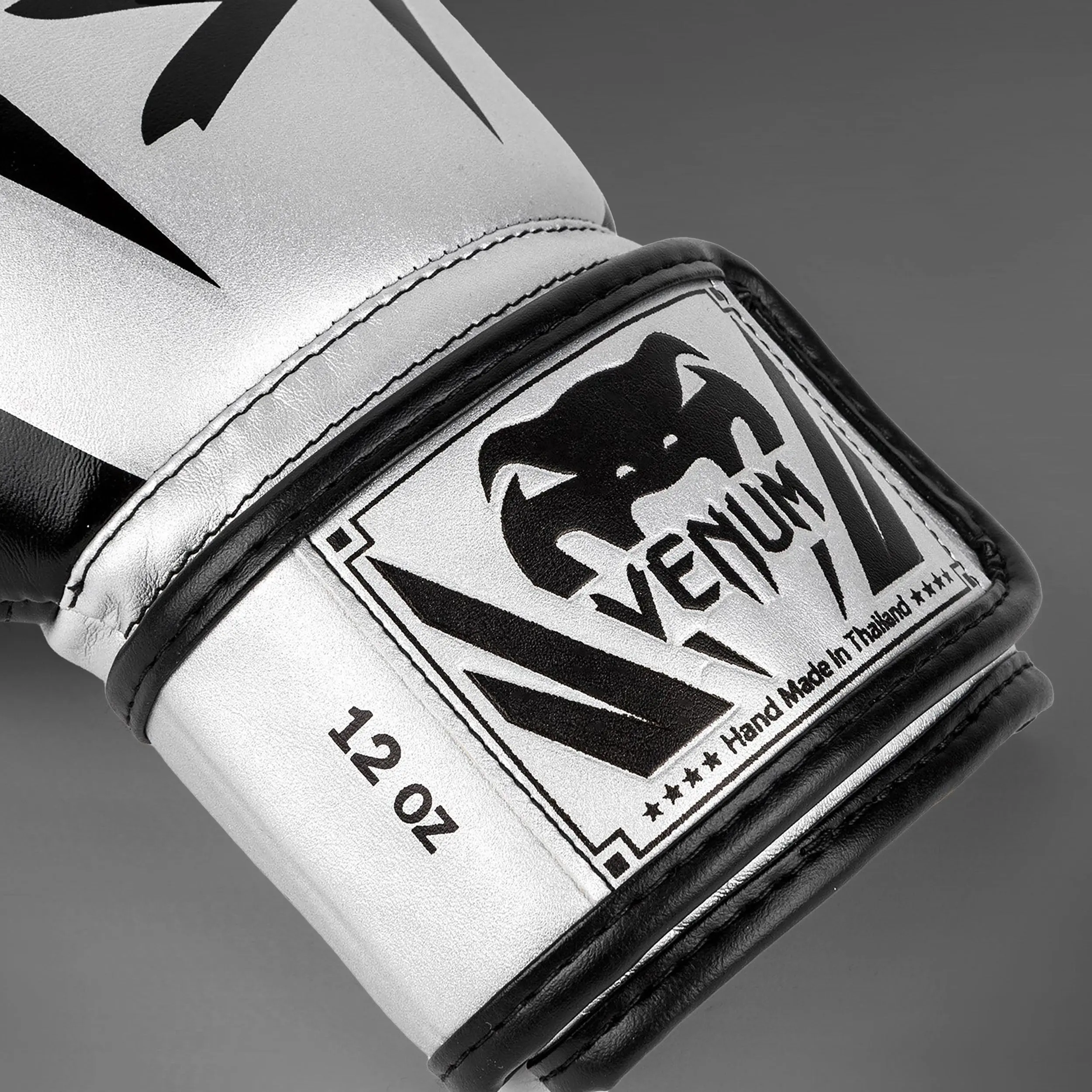 Venum Elite Boxing Gloves - Silver/Black близък план на етикет