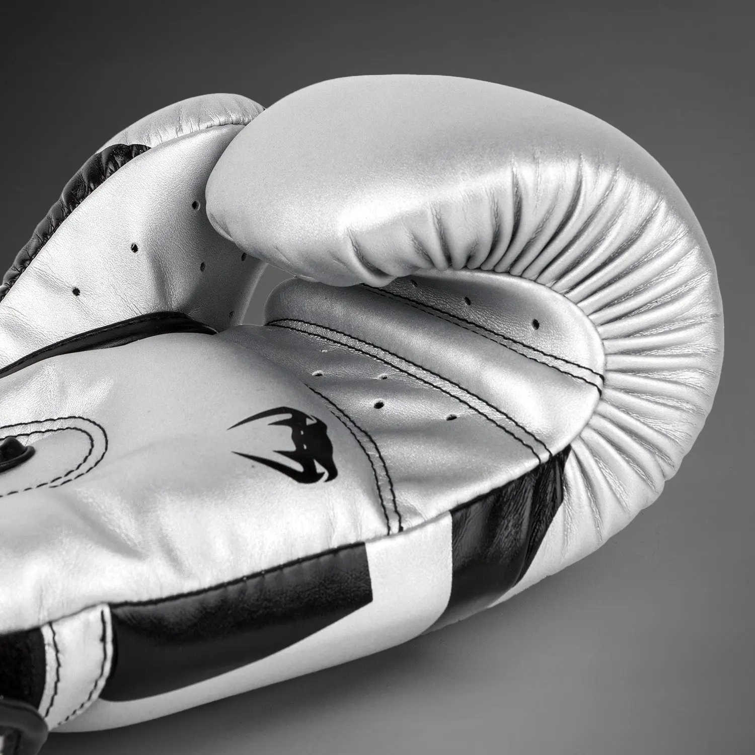 Venum Elite Boxing Gloves - Silver/Black близък план на шевове
